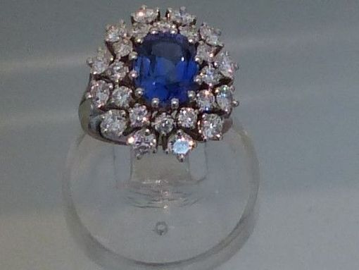 Bague avec pierres précieuses, diamants et saphir bleu