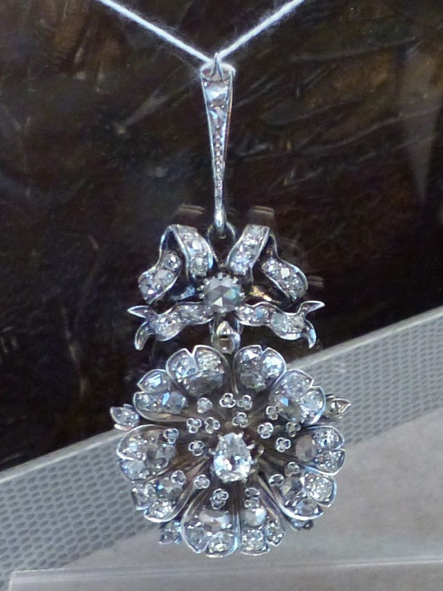 Pendentif orné de pierres précieuses