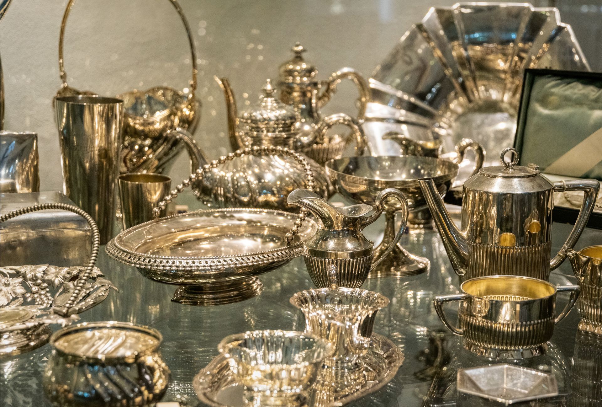Coupes, tasses et autres articles en argent massif et en bronze