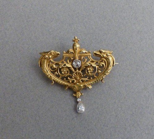 Broche en or avec perle 
