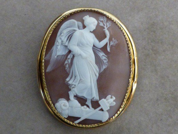 Broche en or avec camée