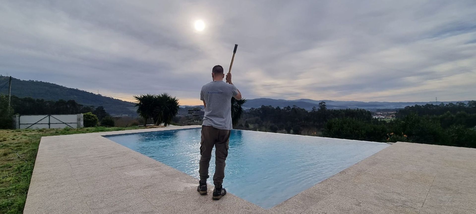Uma sala cheia de canos e um tanque amarelo.