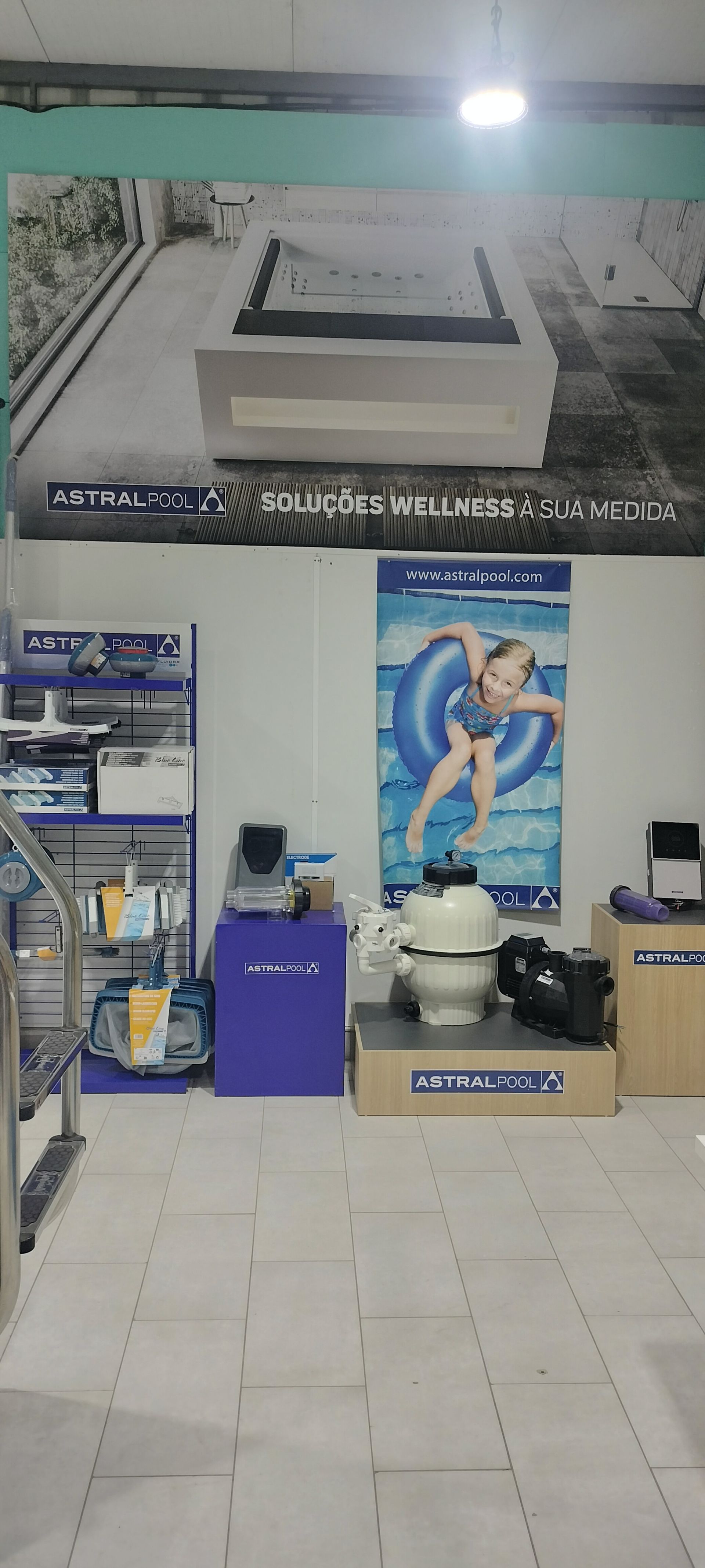 Uma sala com uma imagem de uma pessoa nadando em uma piscina na parede.