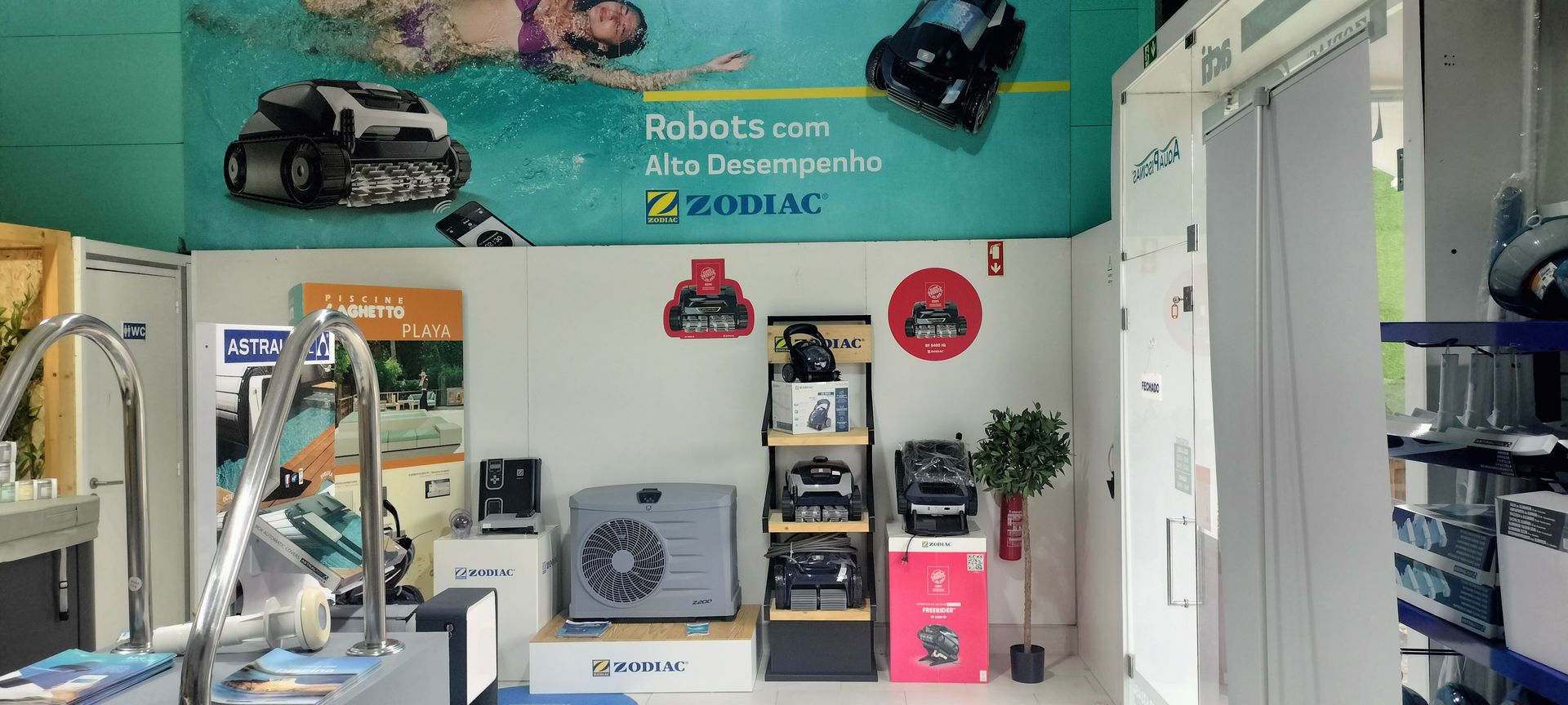 Uma sala com uma pintura de uma mulher nadando em uma piscina na parede.