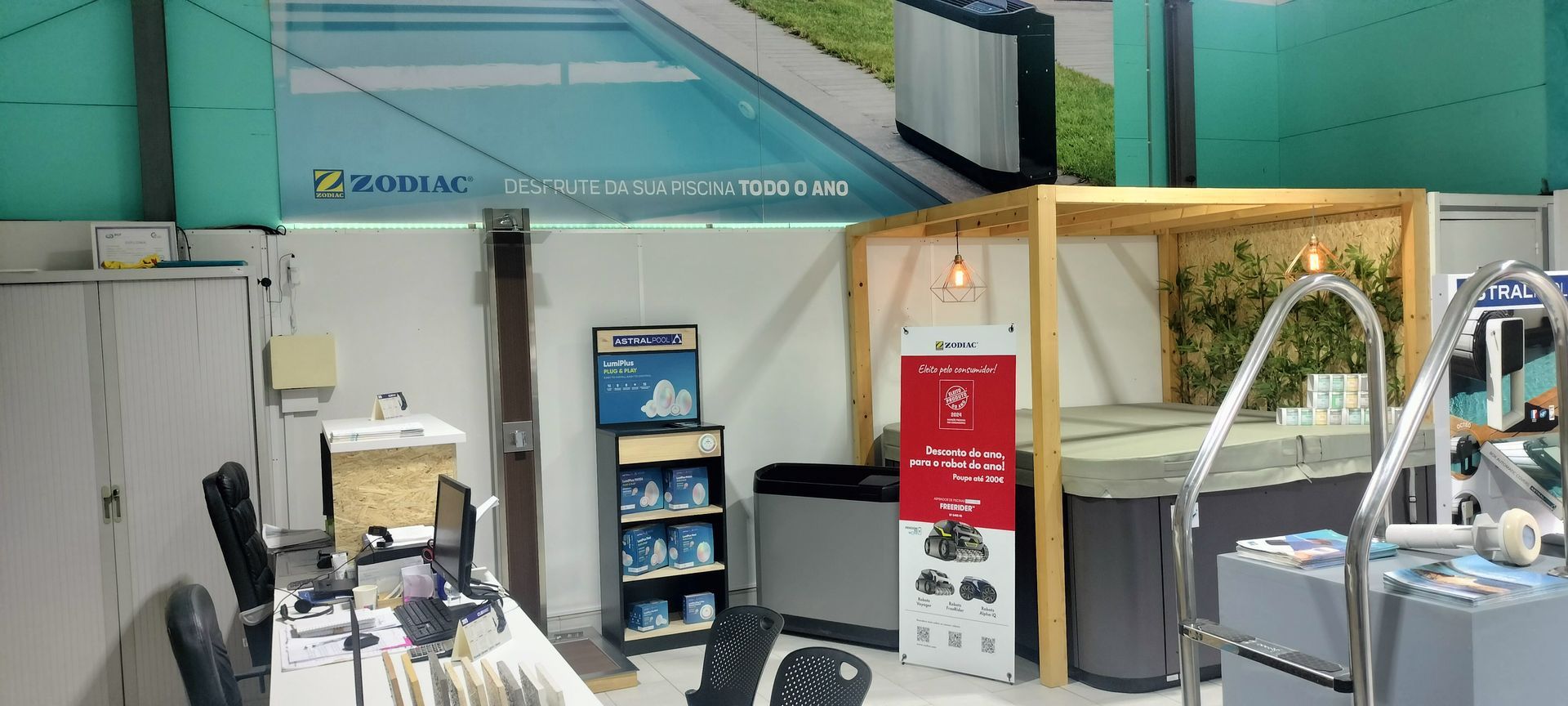 Uma sala com uma mesa e cadeiras e uma placa na parede.