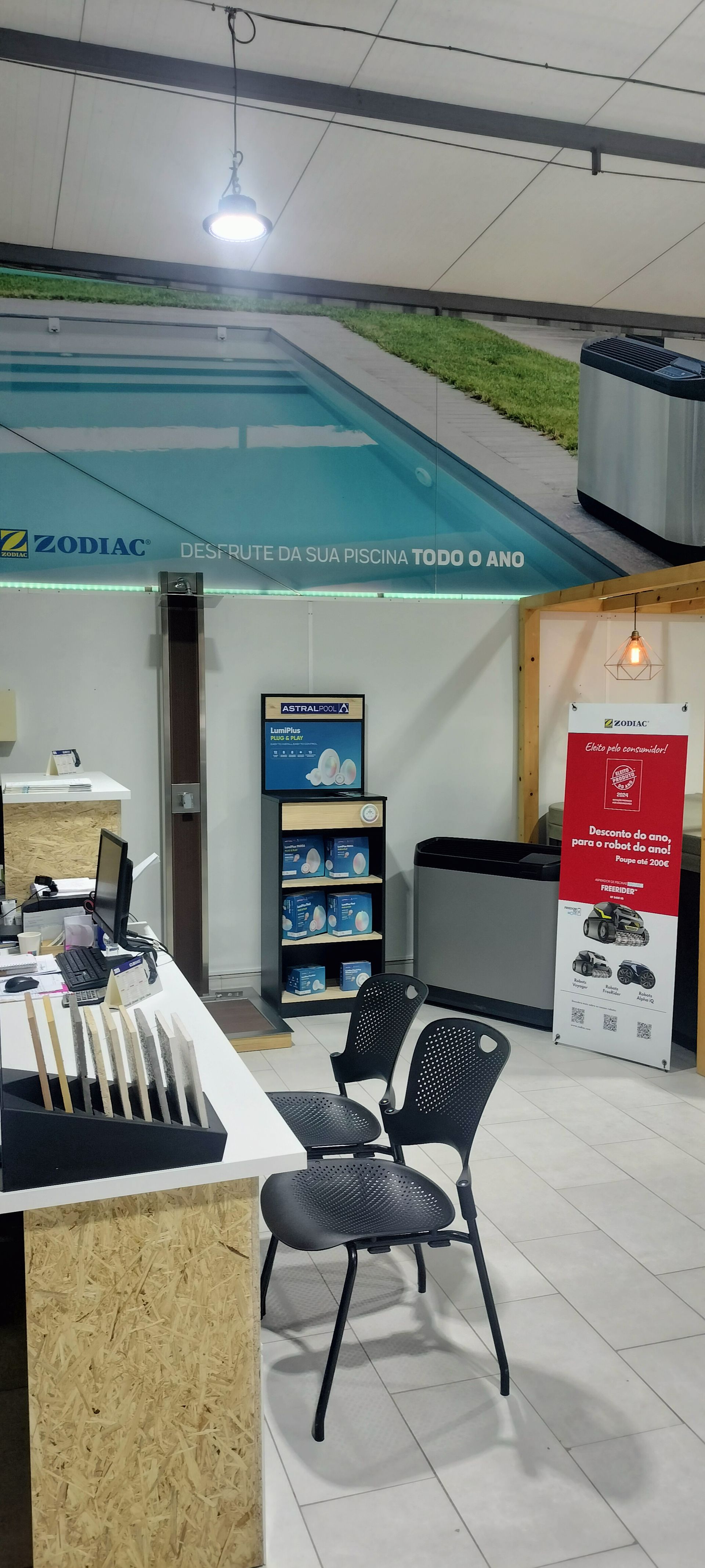 Uma sala com cadeiras e uma piscina ao fundo