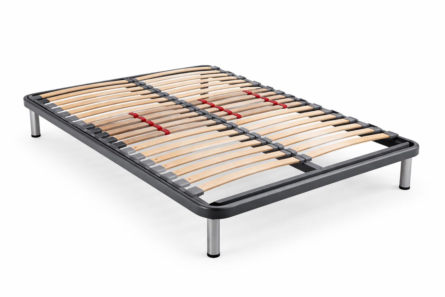Una estructura de cama metálica con listones de madera y cuatro patas plateadas sobre un fondo blanco.