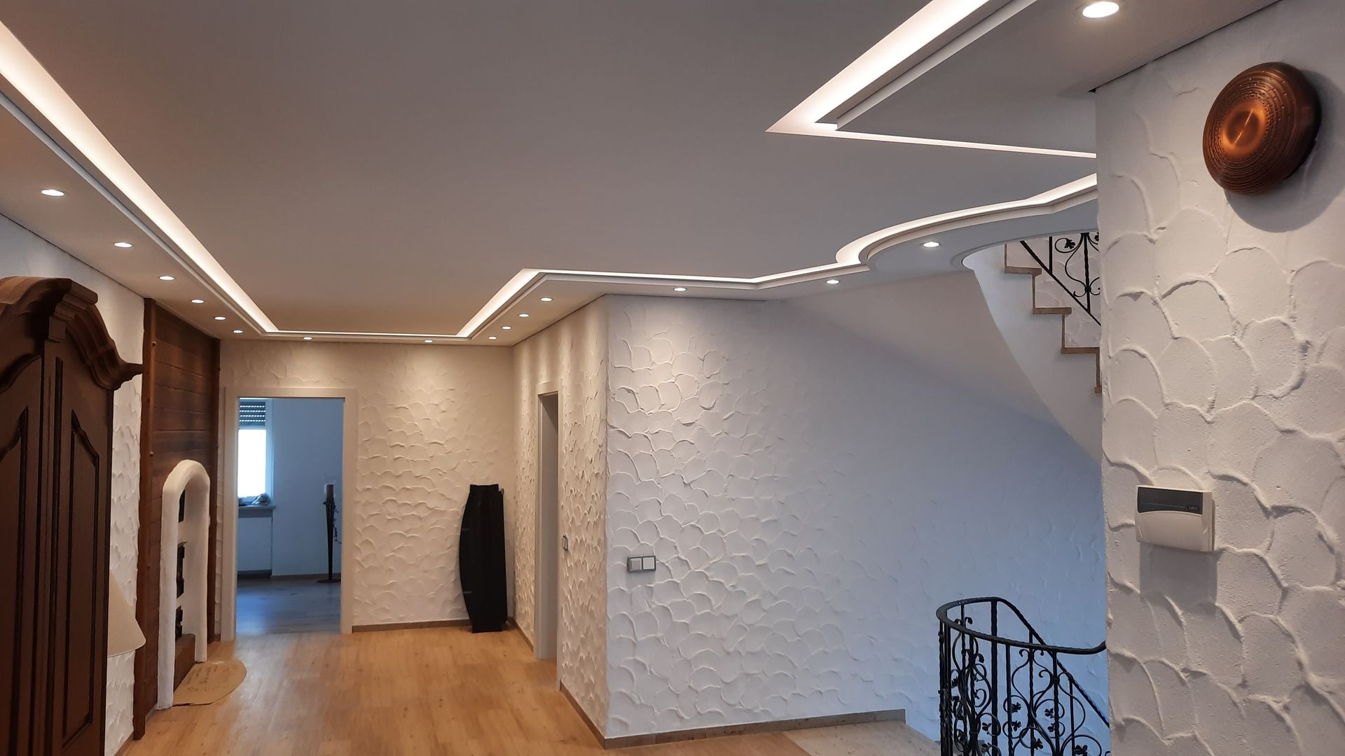 Weiß gespachtelter breiter Flur mit Deckenbeleuchtung