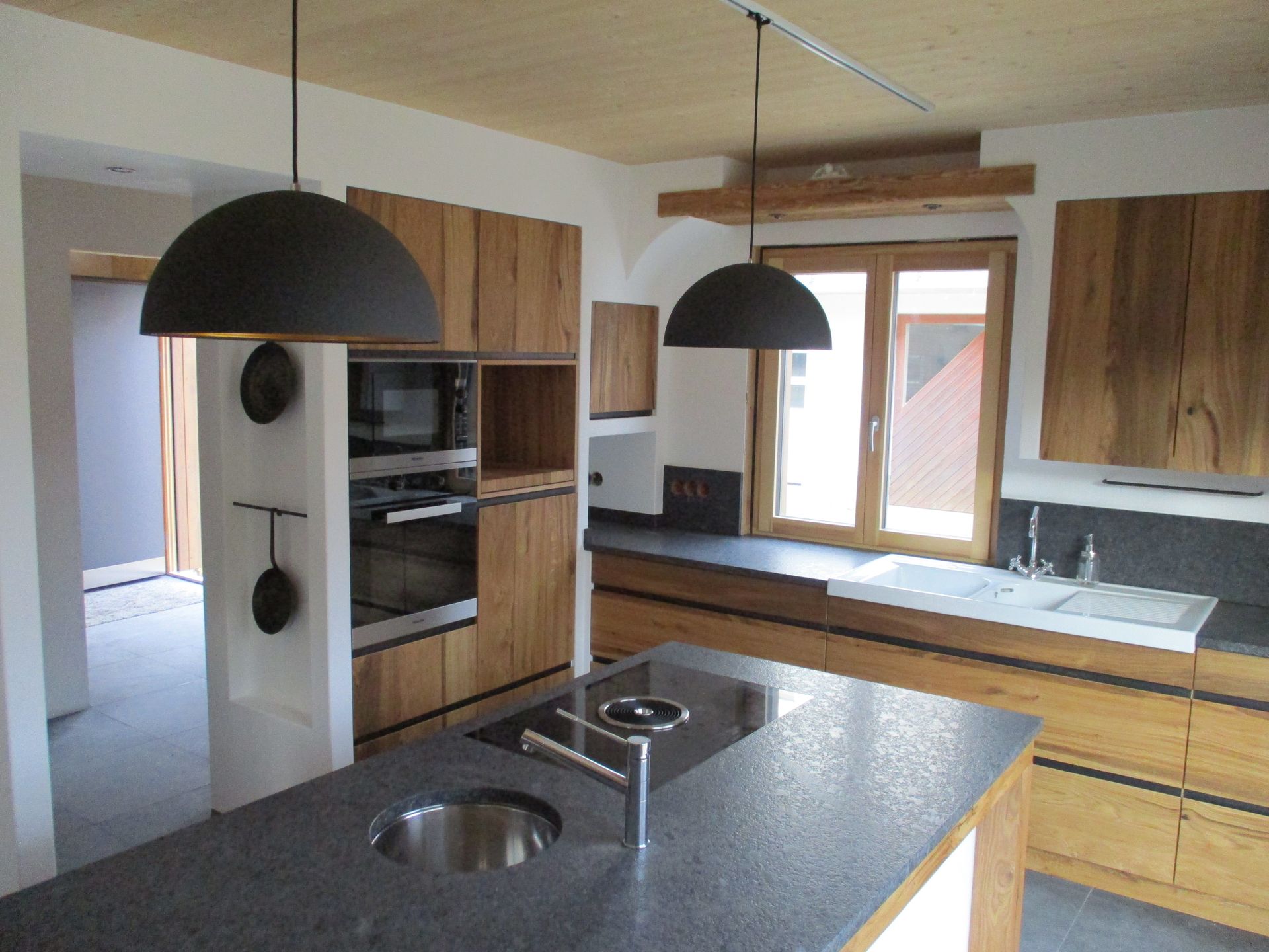 Moderne Küche mit Holzfronten und weißen Fronten