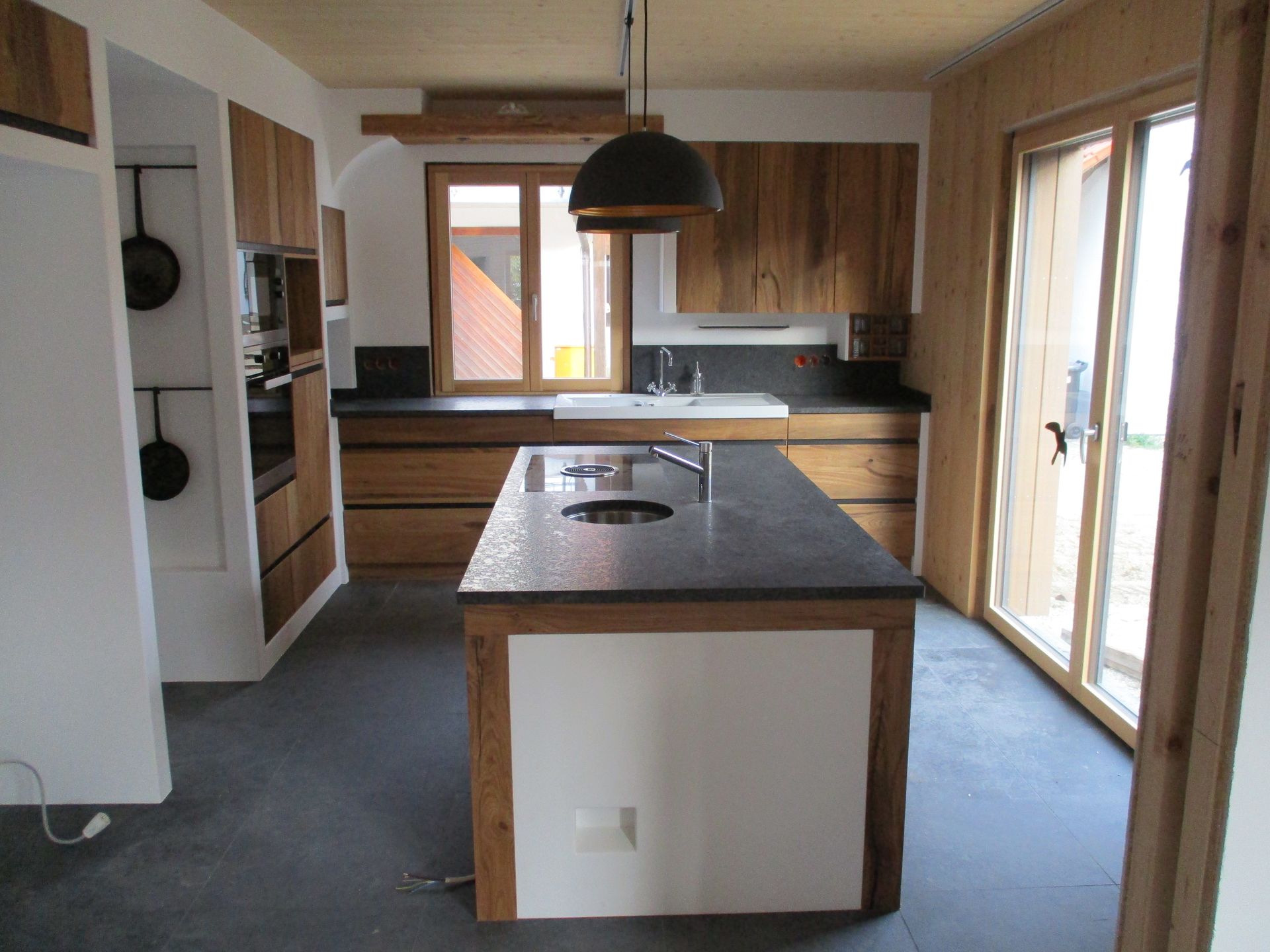 Moderne Küche mit Holzfronten und weißen Fronten