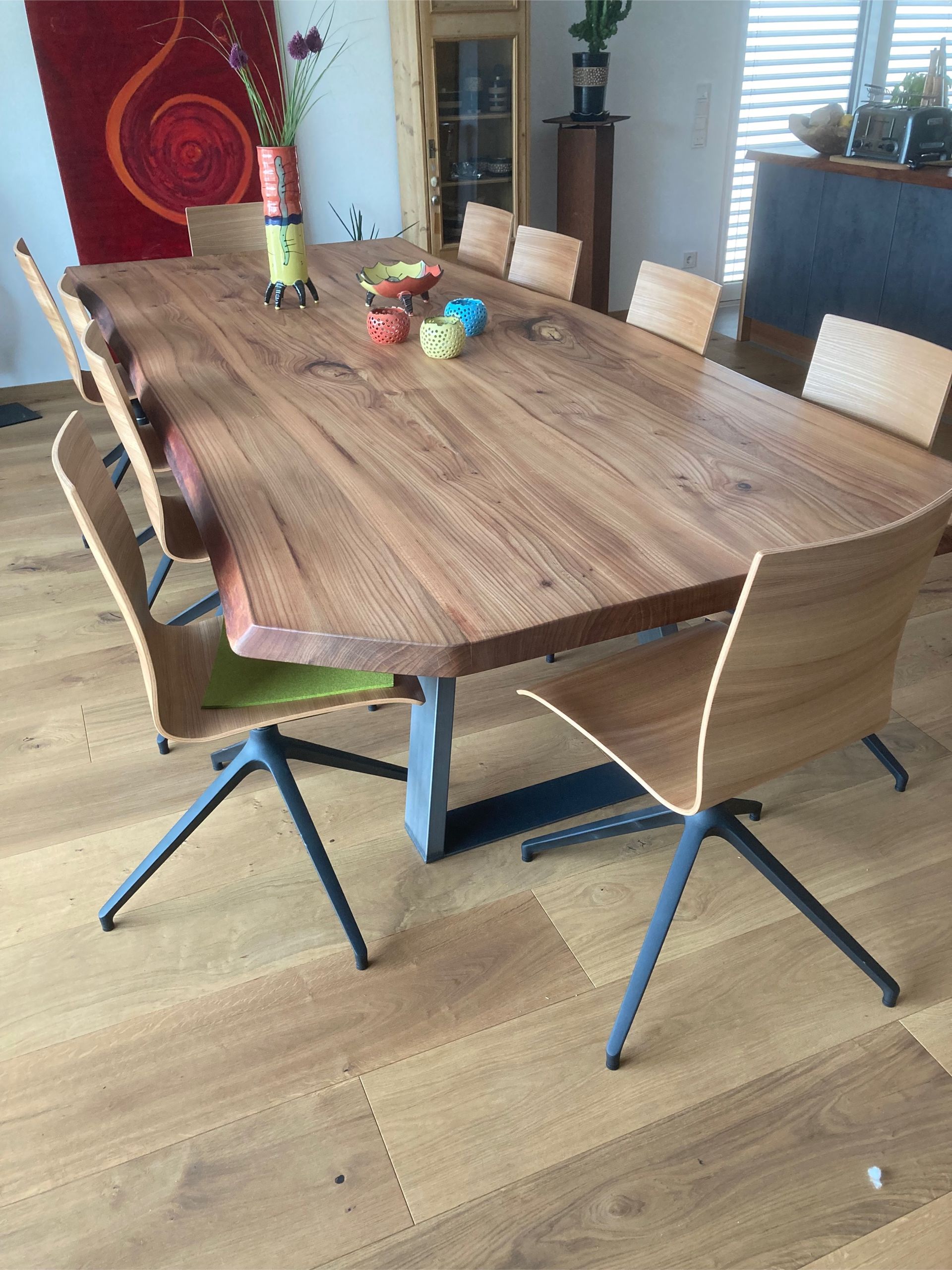 Großer Holz-Esstisch mit zehn Holzstühlen