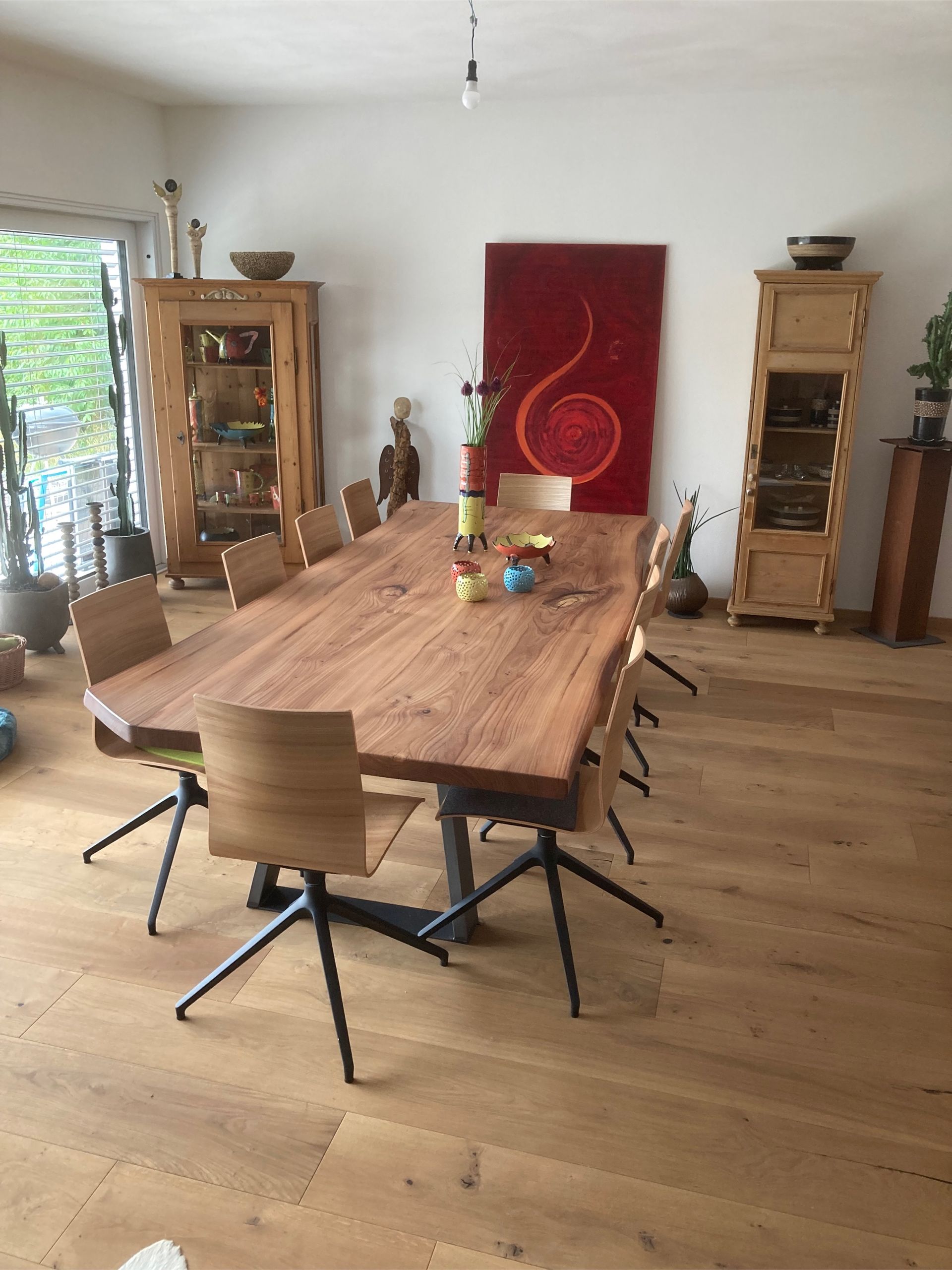 Großer Holz-Esstisch mit zehn Holzstühlen