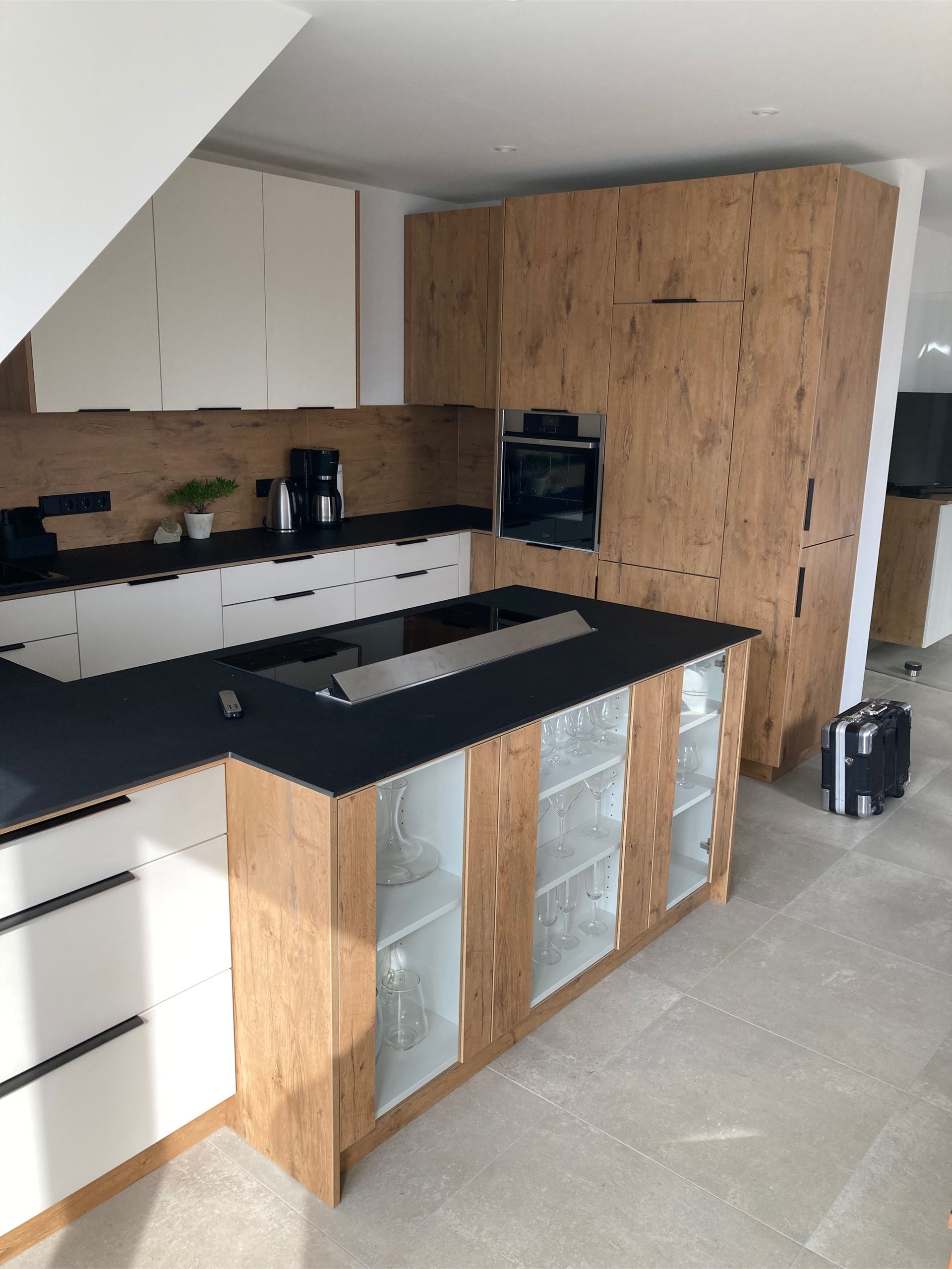 Moderne Küche mit Holzfronten und weißen Fronten