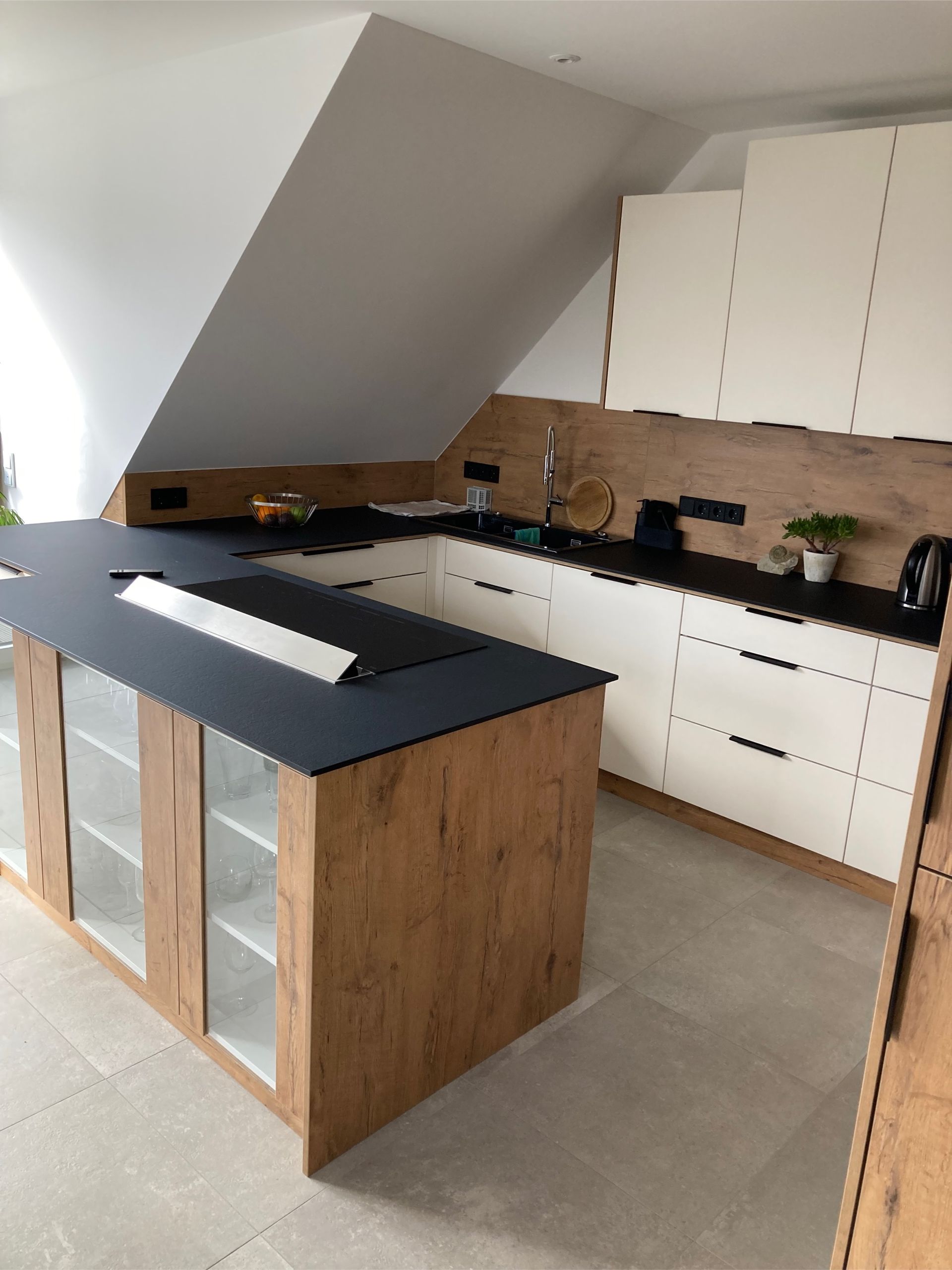 Moderne Küche mit Holzfronten und weißen Fronten