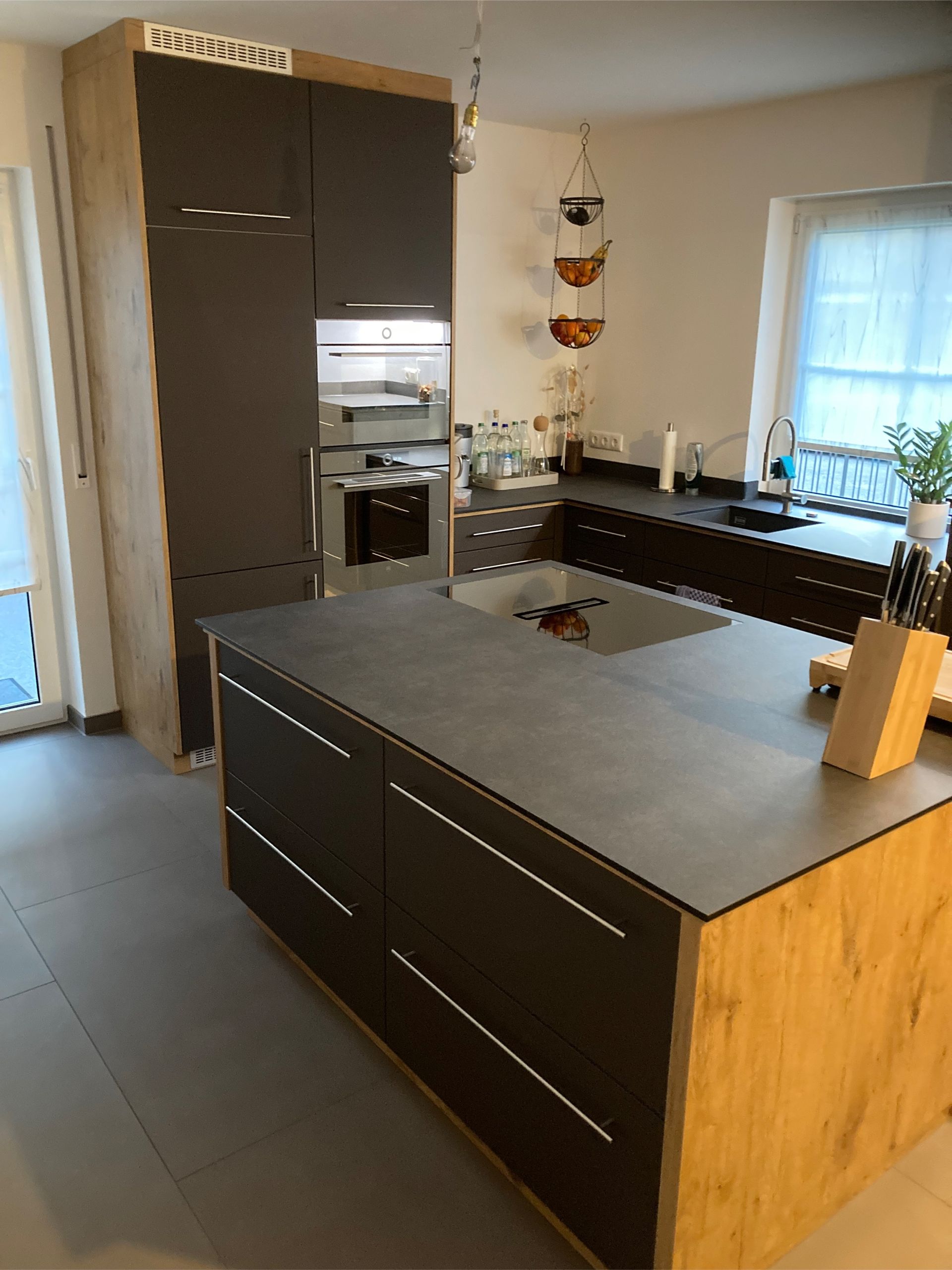 Moderne dunkle Küche mit Holzakzenten