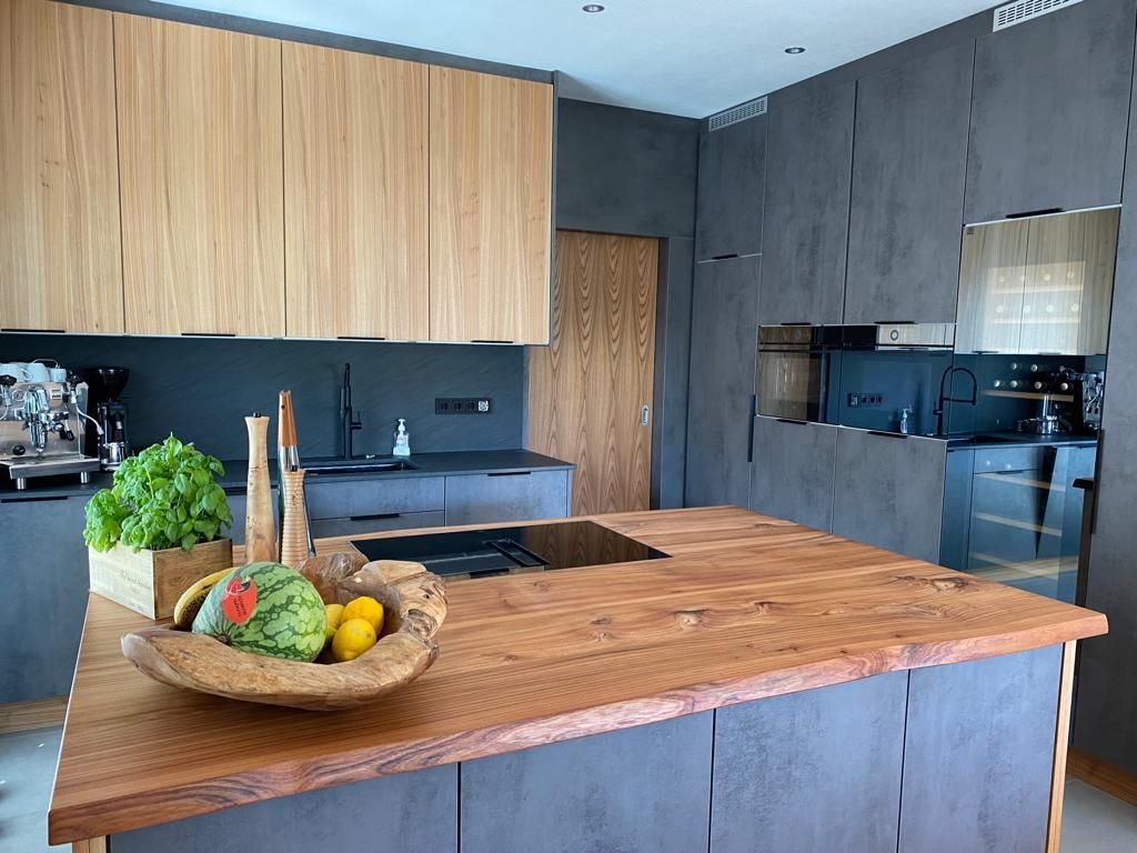 Rustikale dunkle Graphit Küche mit Holzelementen