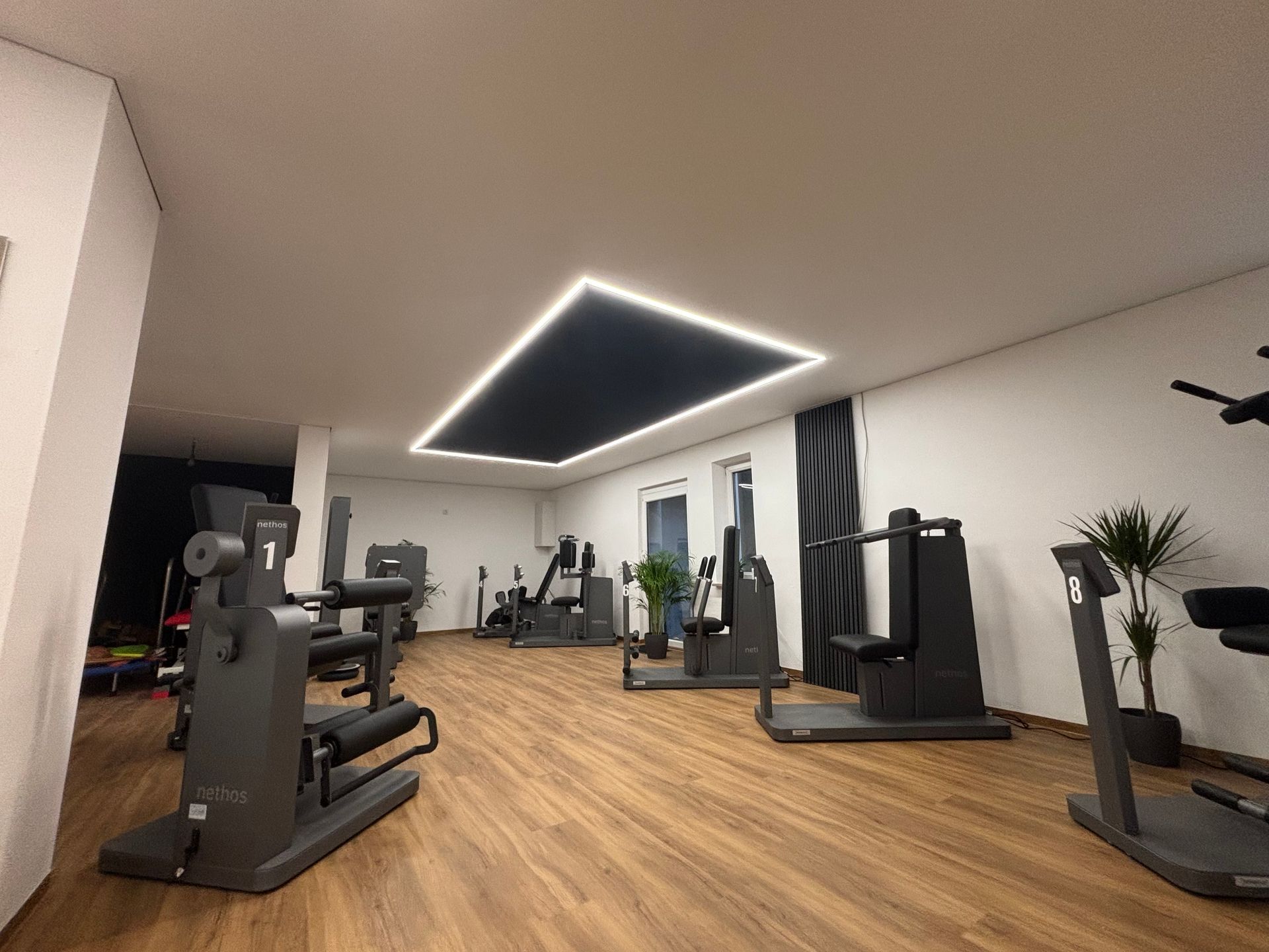 Weiß gespachtelter breiter Flur mit Deckenbeleuchtung