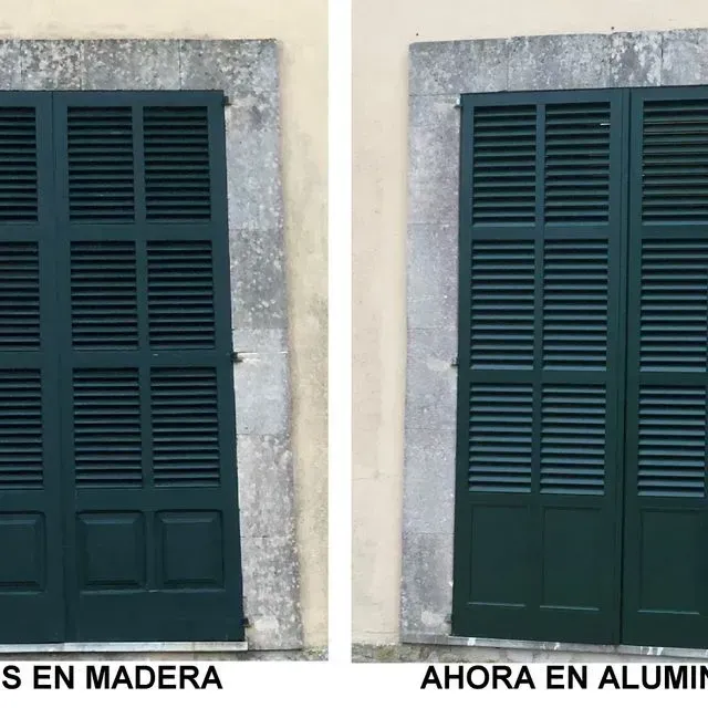 Persianas verdes colocadas una al lado de la otra en una pared, comparando las versiones de madera y aluminio.