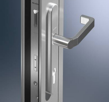 Primer plano de una cerradura y manija plateadas en una puerta metálica moderna.