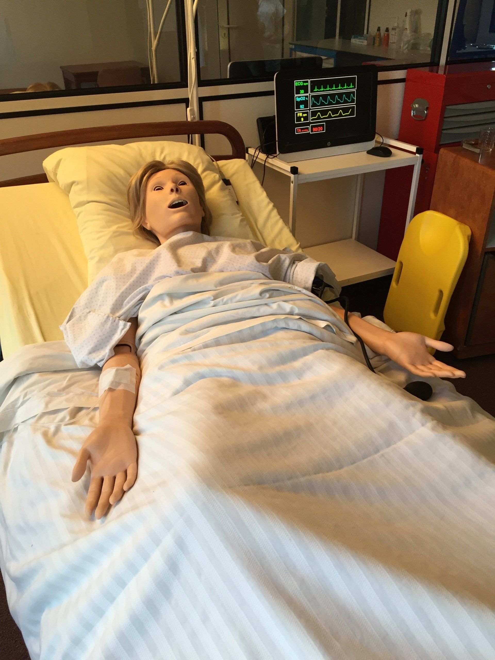 Faux malade dans lit d'hôpital