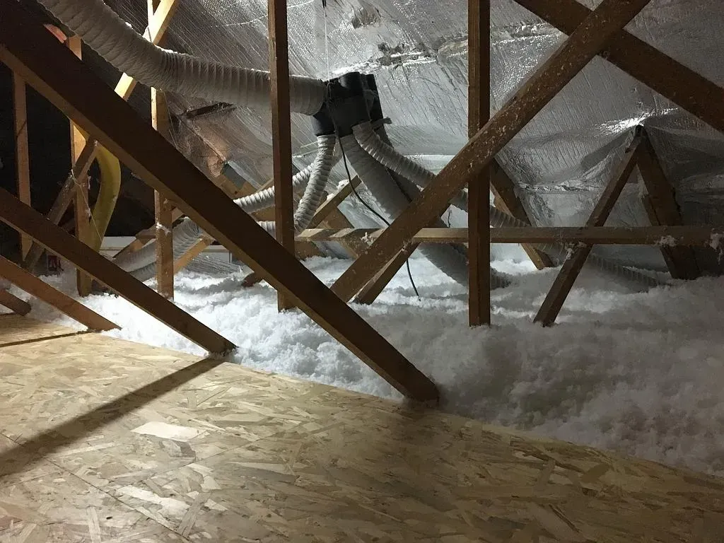 combles perdues avec une mousse isolante blanche