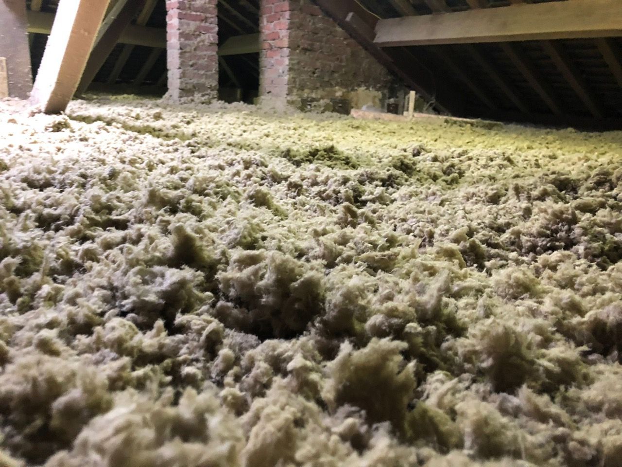 Un tas de laine dans une grange.