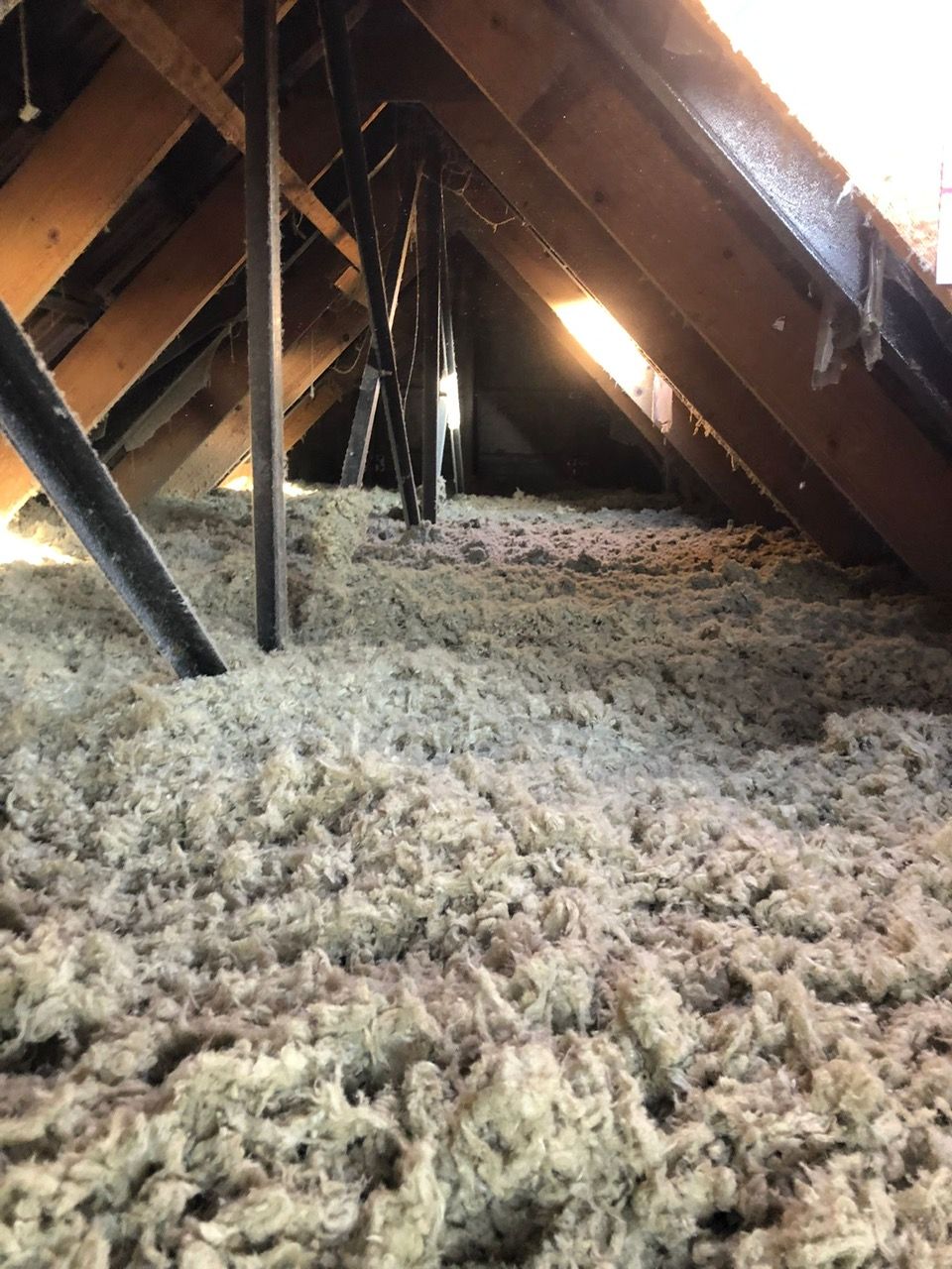 Un tapis qui a été nettoyé et qui se trouve dans le grenier.