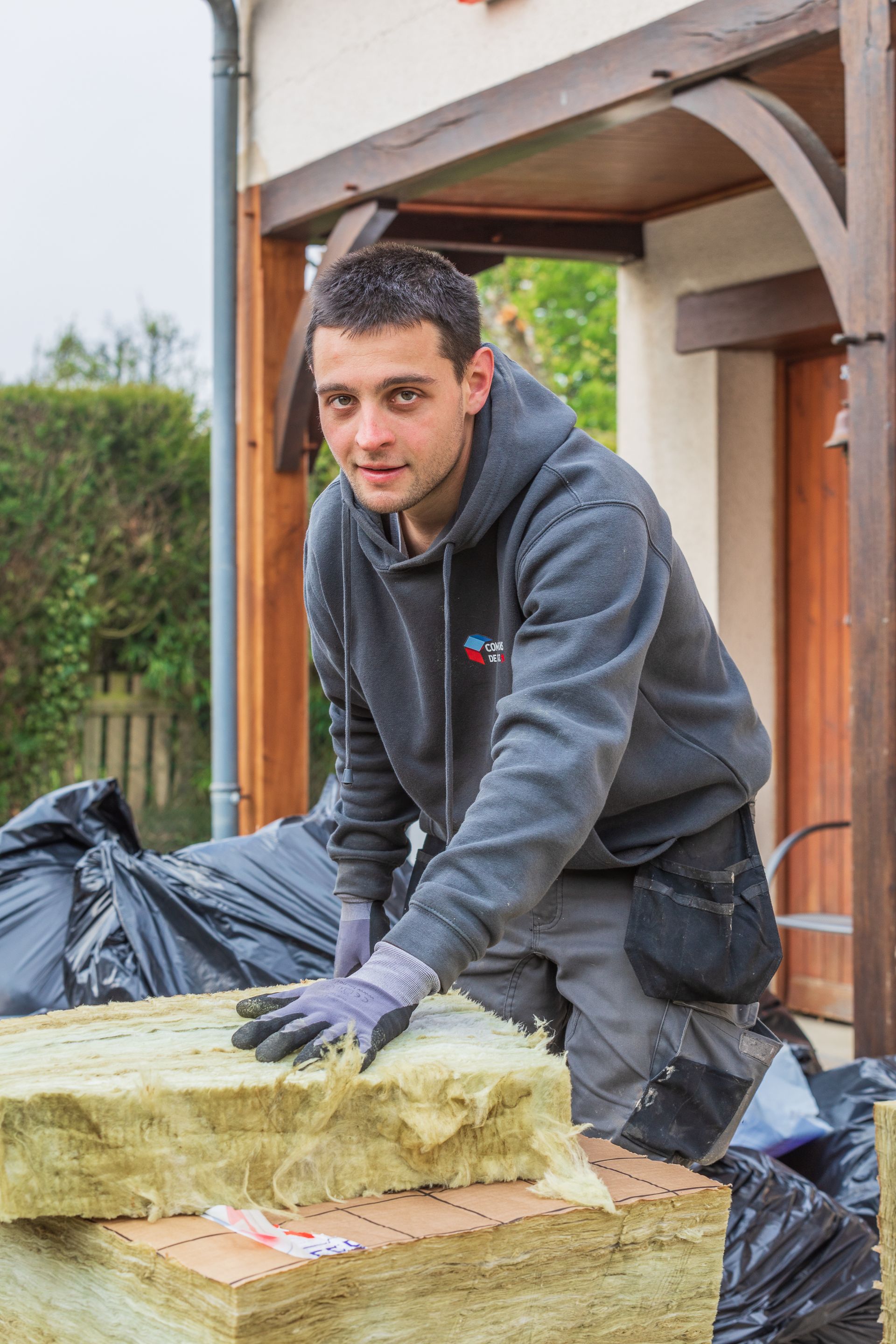 En employé de l'entreprise les Compagnons de l'Habitat 78