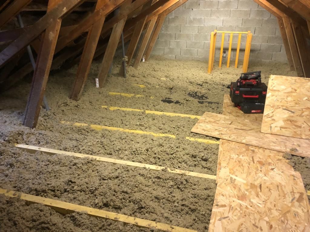 Installation en cours d'un plancher dans des combles