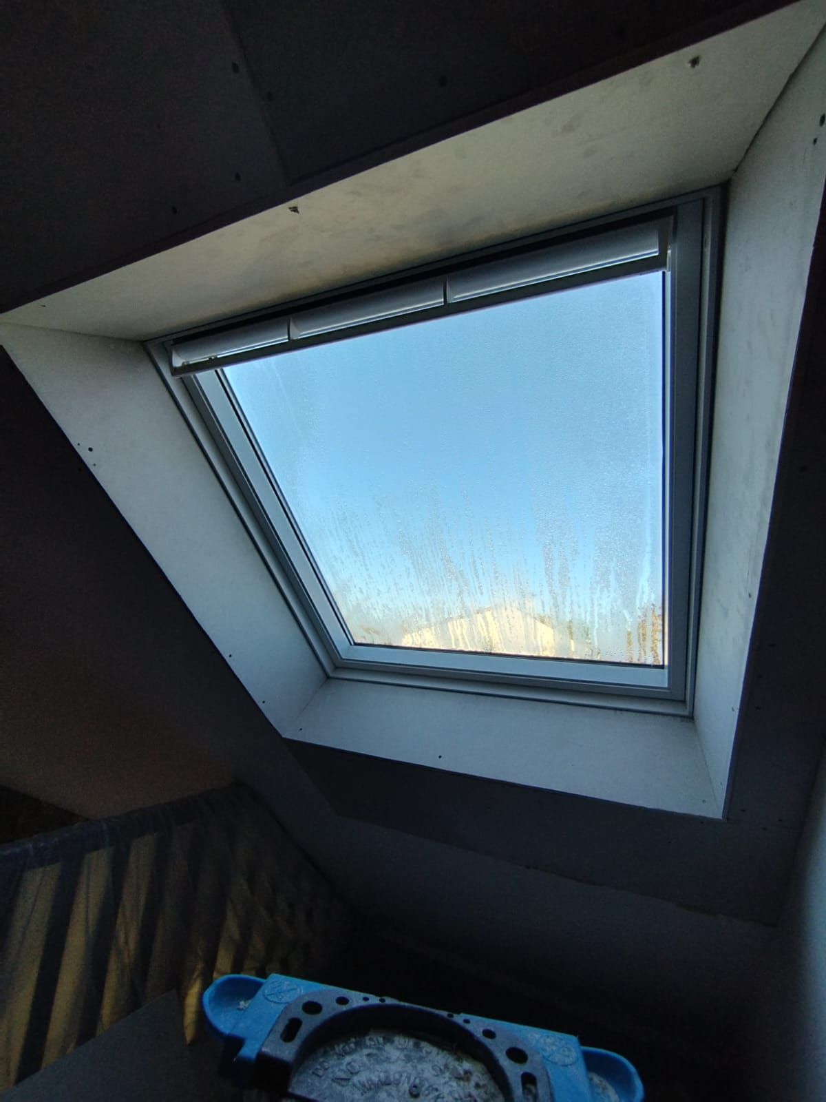 Puits de lumière dans un plafond incliné