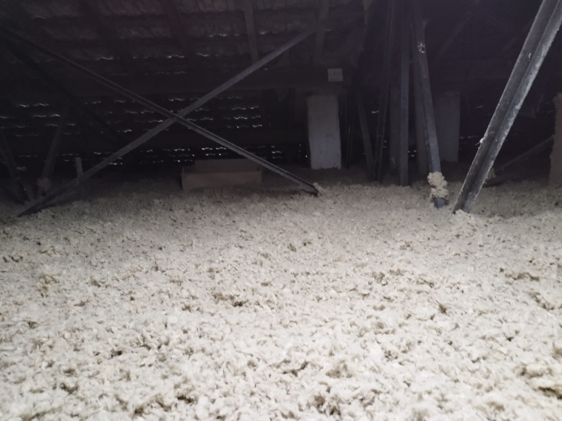 Un gros tas de laine blanche dans une pièce.