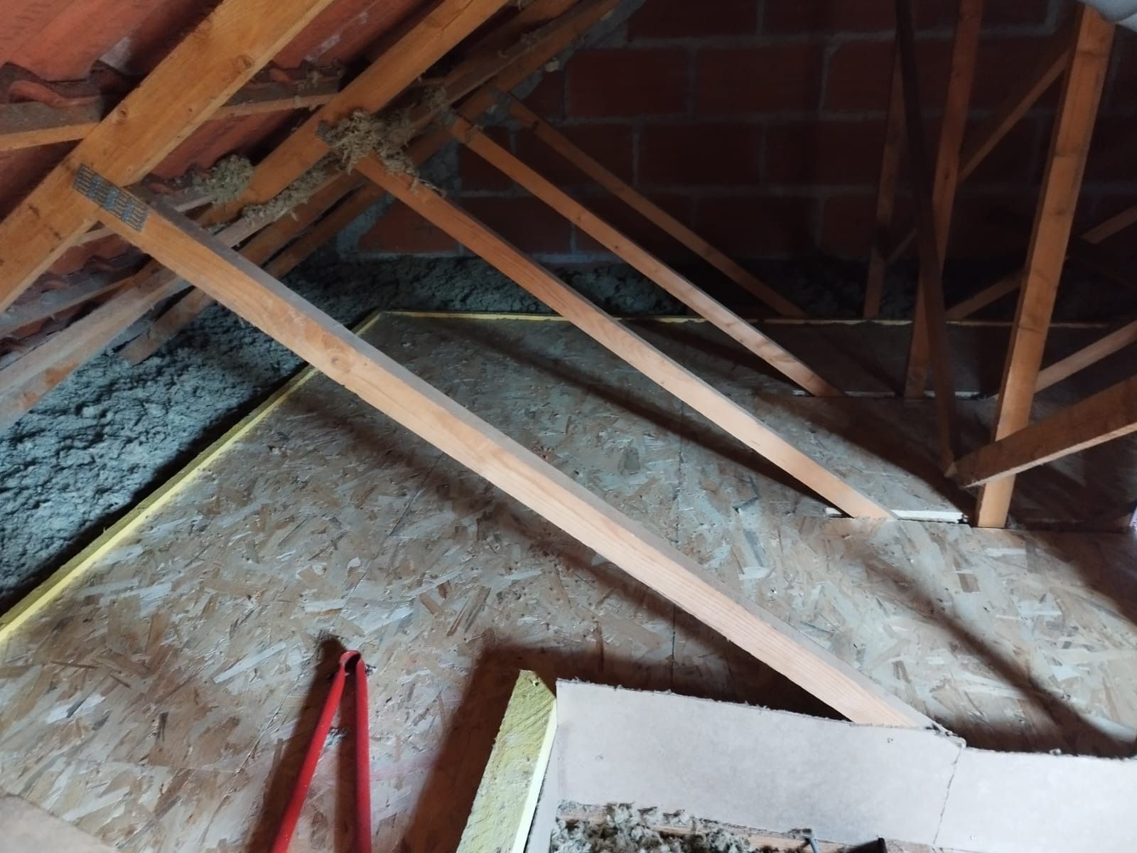 Une pièce avec du bois et un mur de briques.