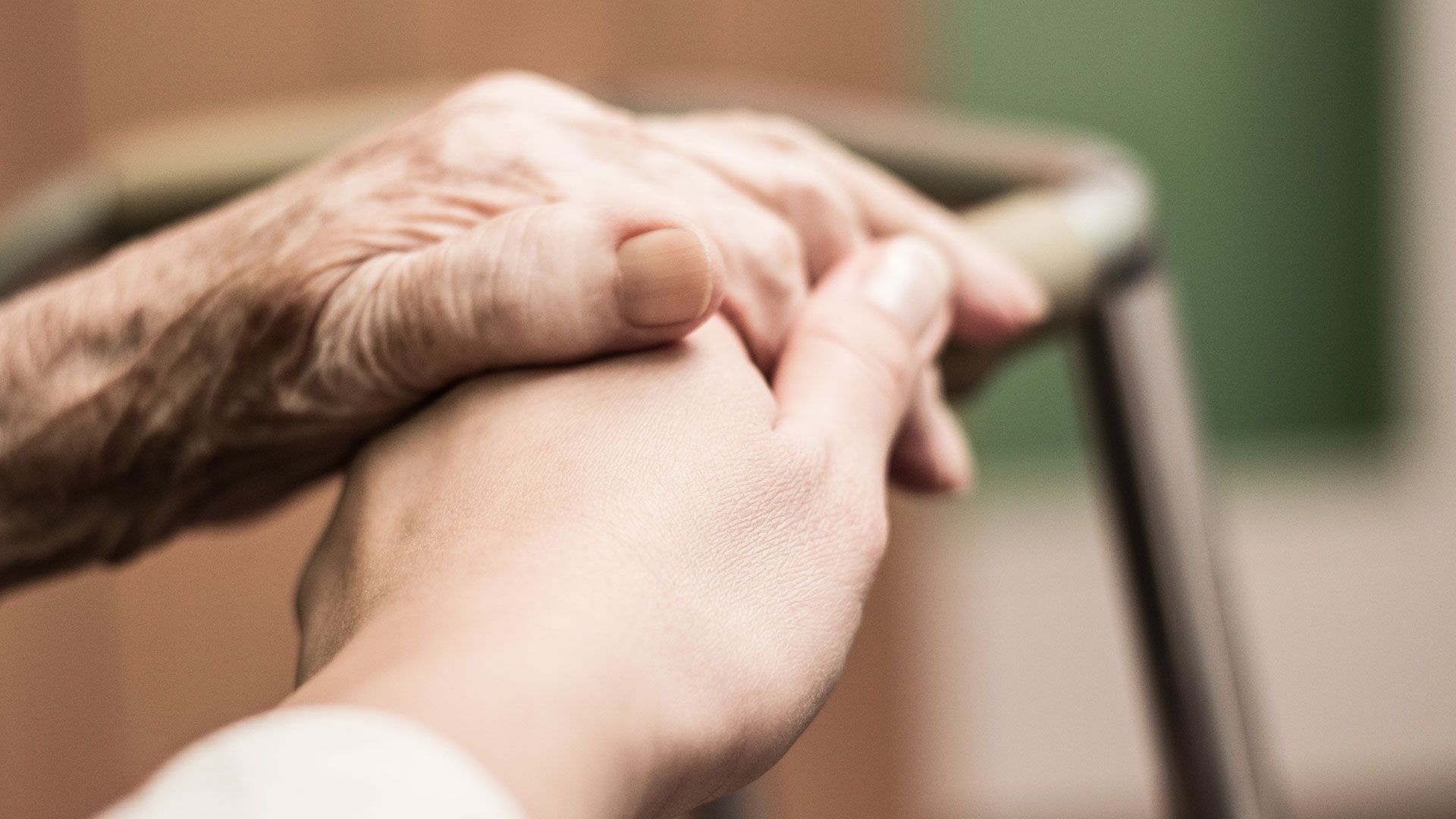 eine junge frau hält die hand einer älteren frau