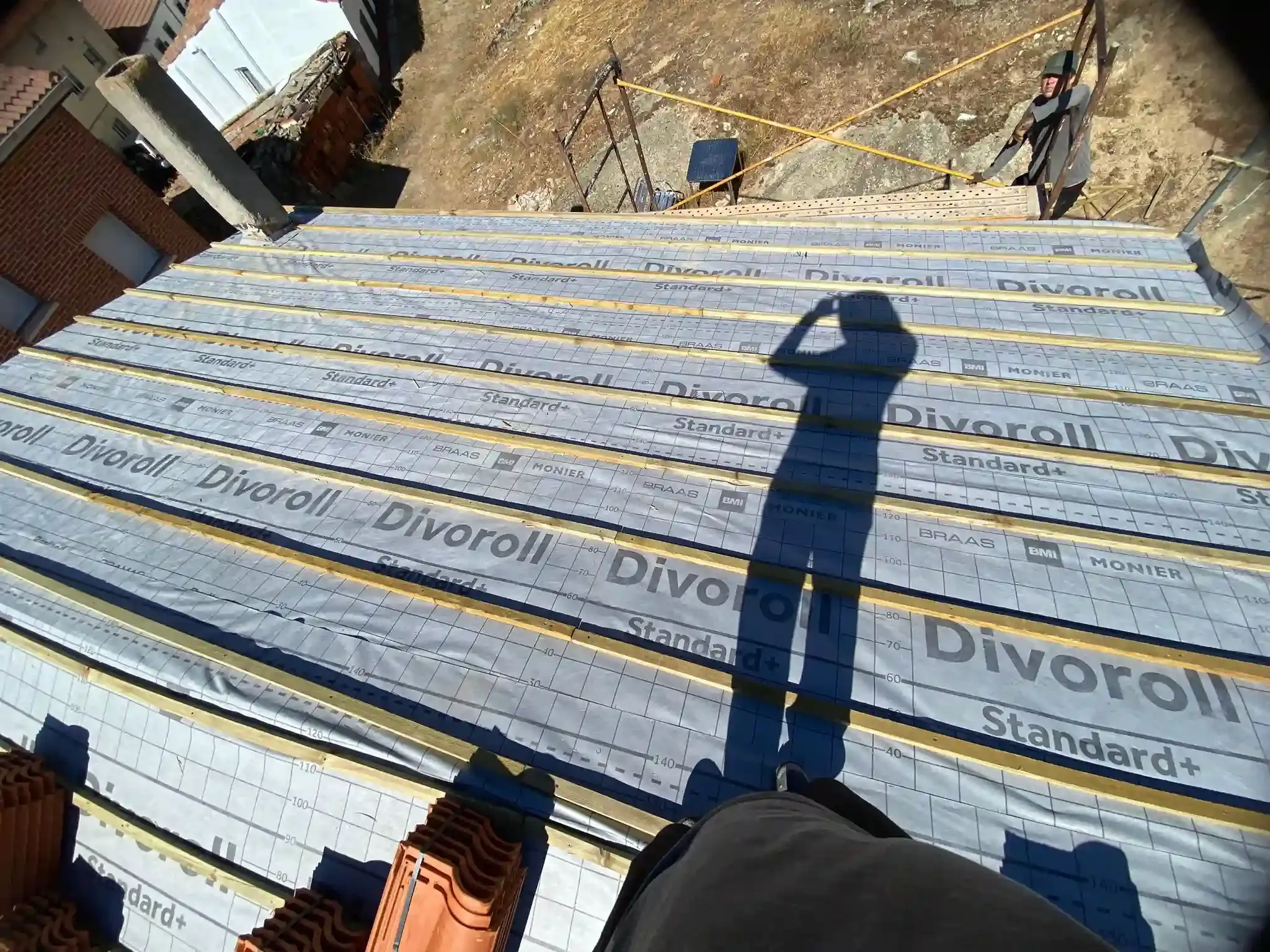 Vista aérea de un río sinuoso que fluye a través de un exuberante bosque verde.