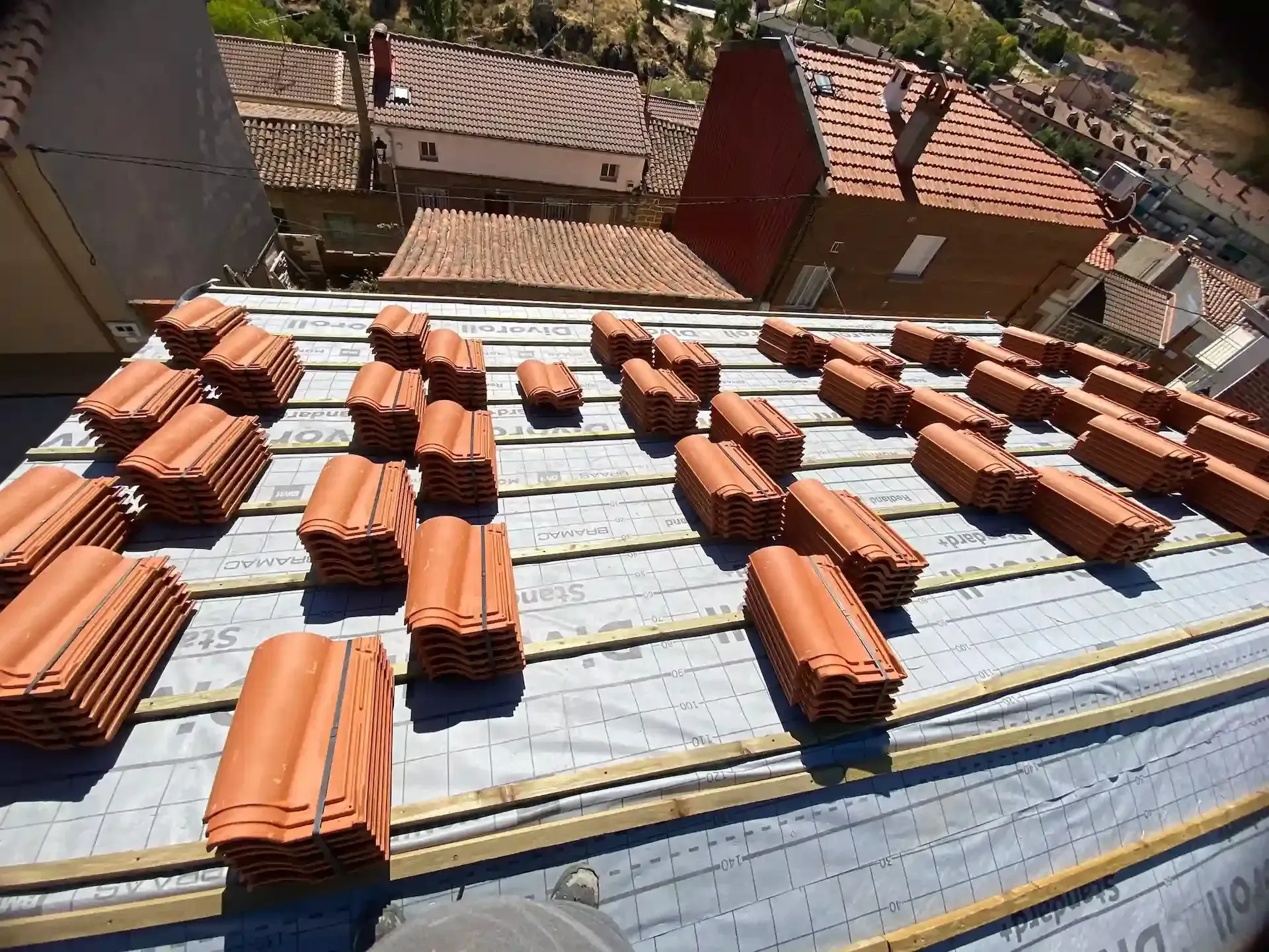 Dunas de arena con patrones ondulados, iluminadas por la luz del sol creando sombras.