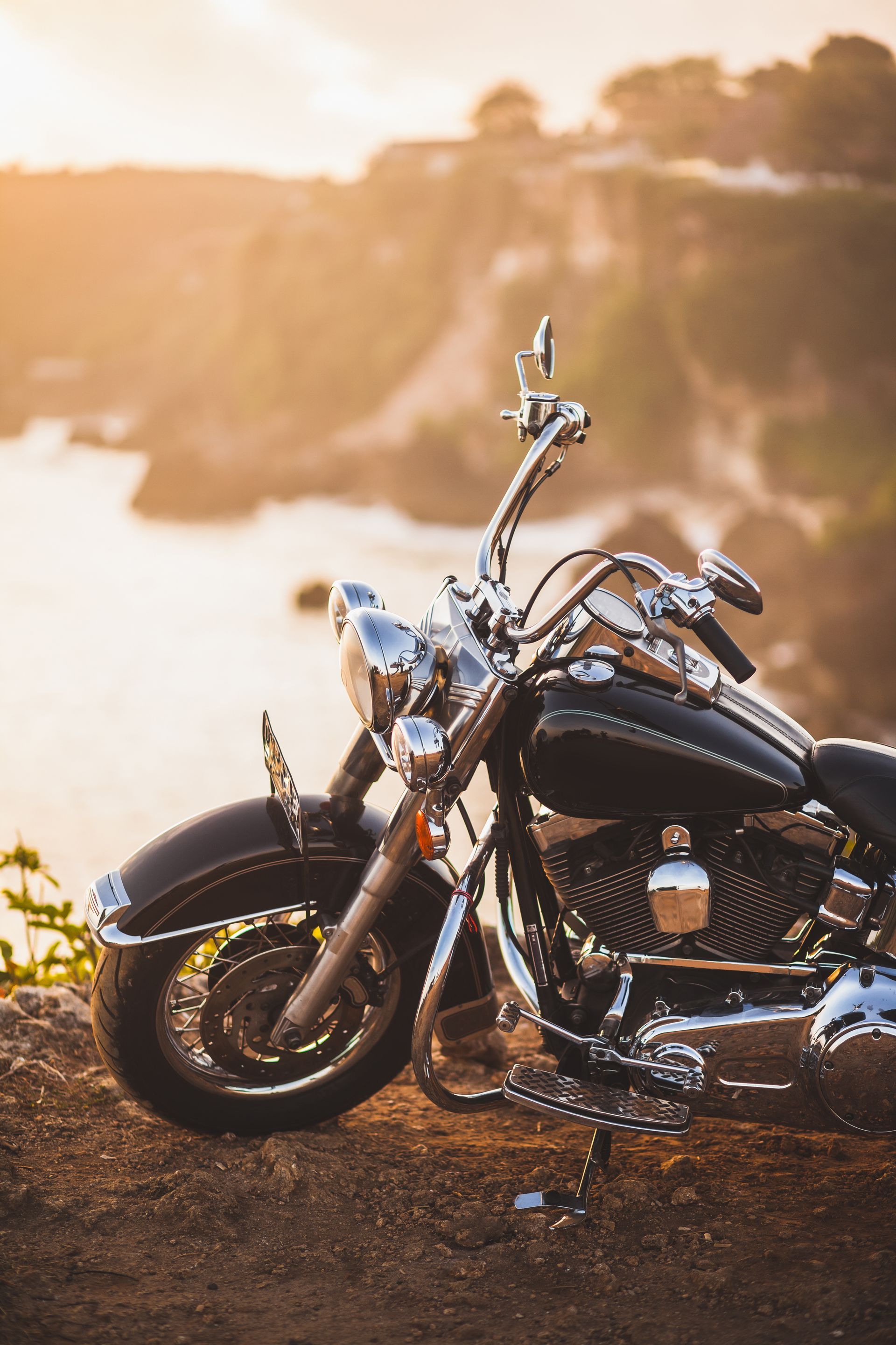 Moto vintage devant un paysage au coucher du soleil