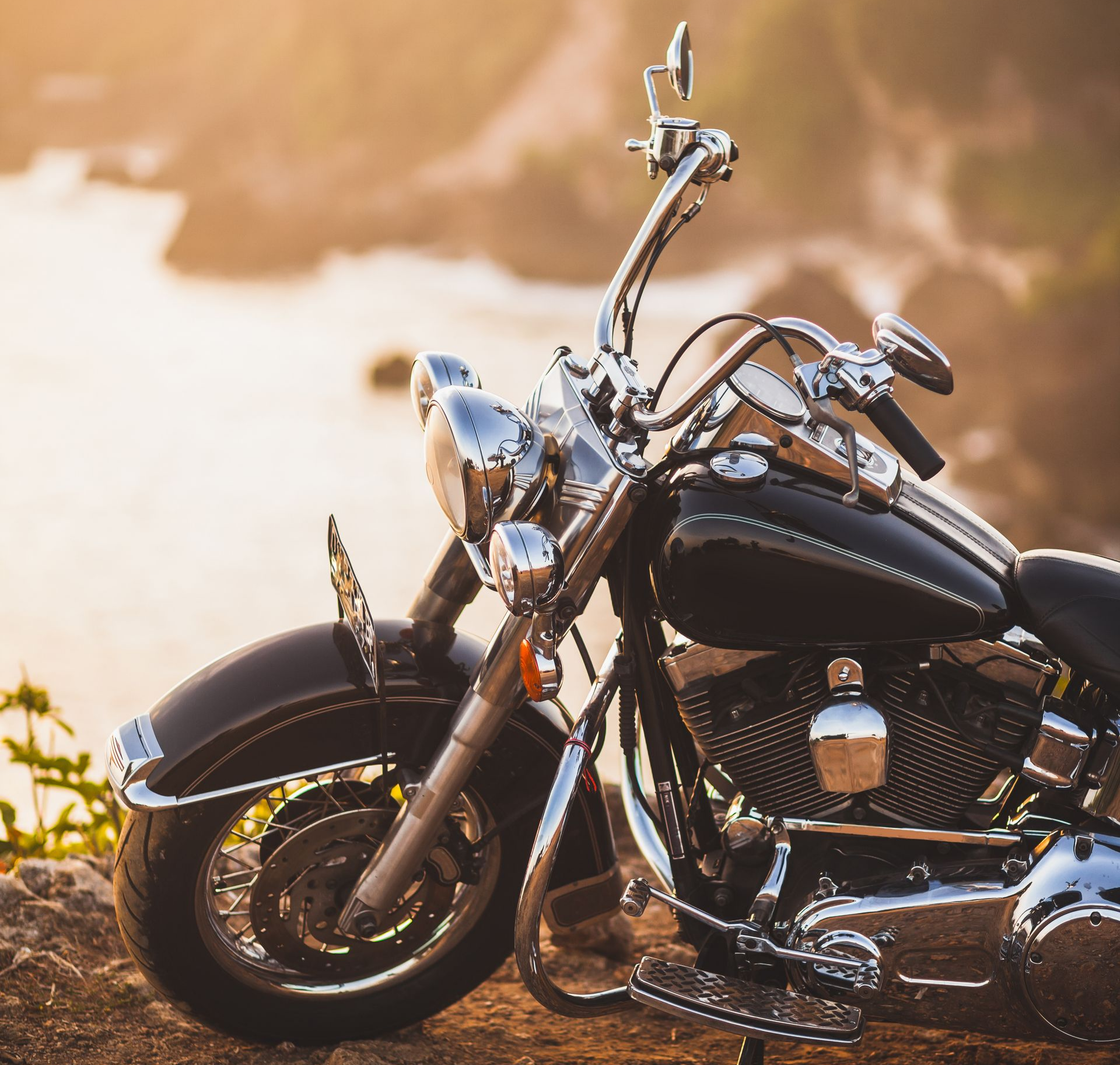 Moto vintage au coucher du soleil