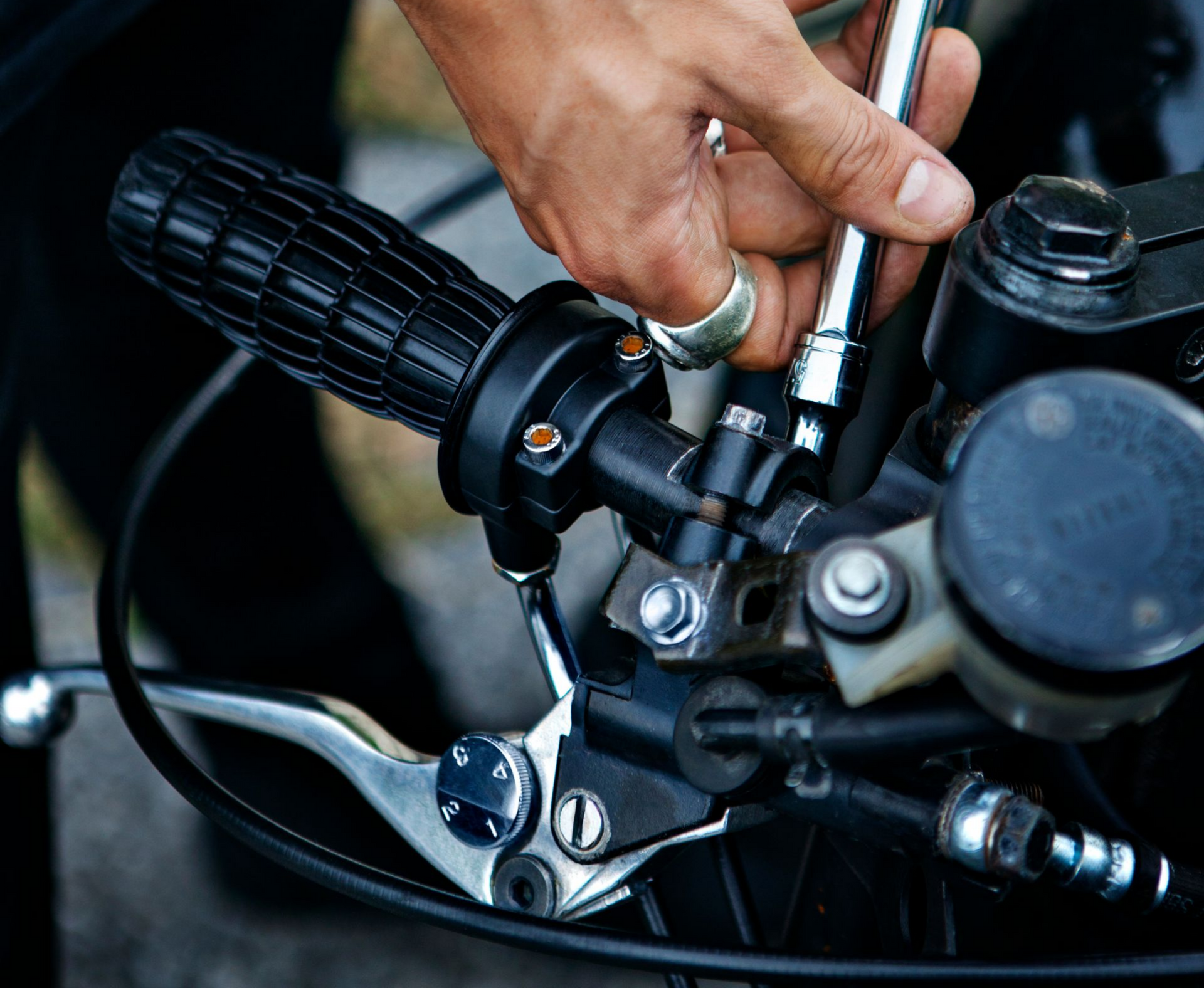 Homme réparant une moto