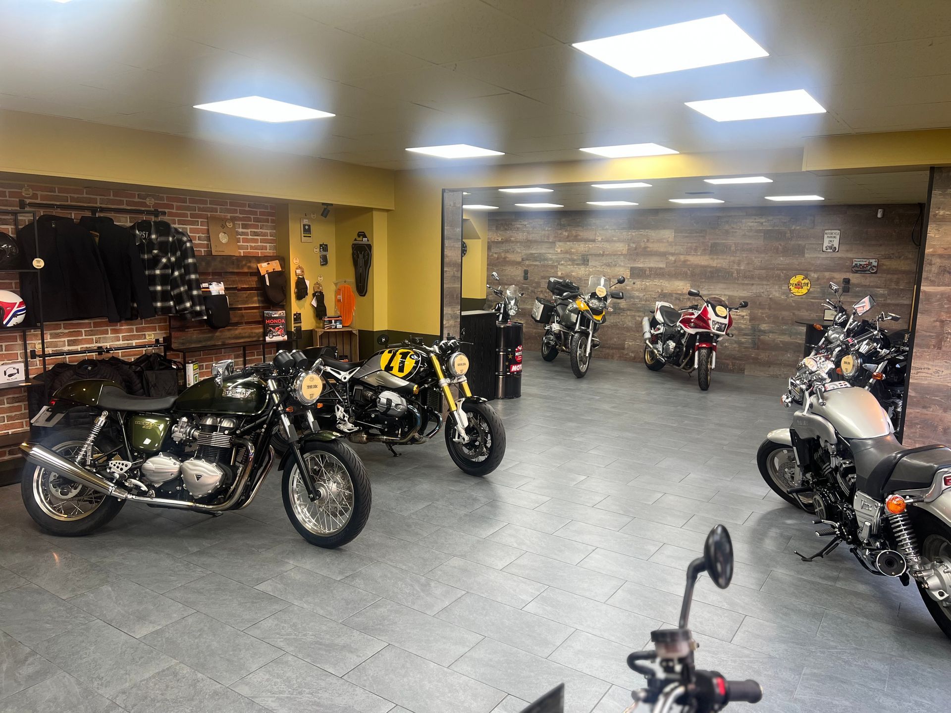 Moto vintage au coucher du soleil
