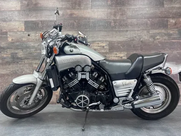 V-max YAMAHA vue latérale gauche