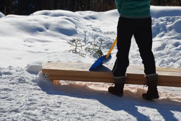 Person beim Schneeschippen