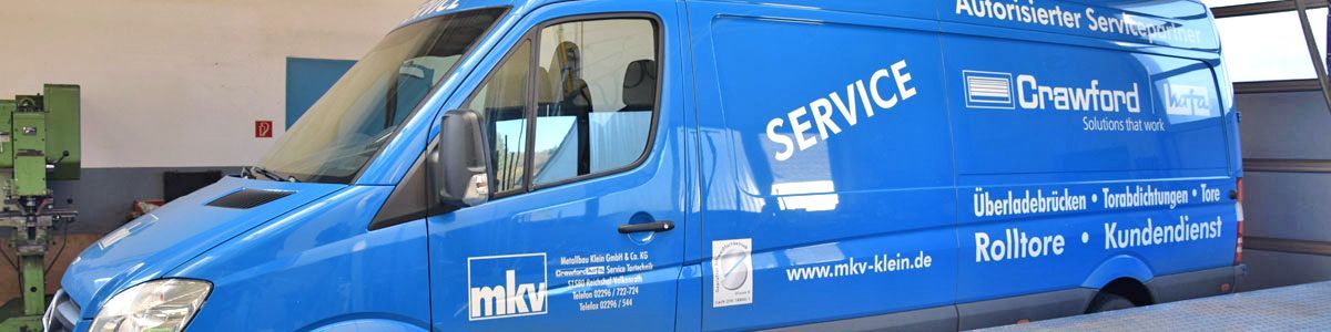 Ein blauer Service-Van steht in einer Garage