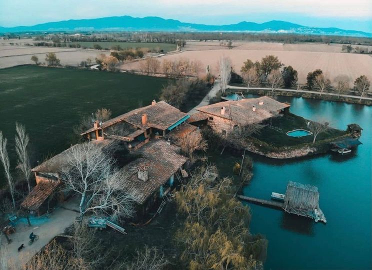 Vista aérea de un complejo turístico a orillas de un lago