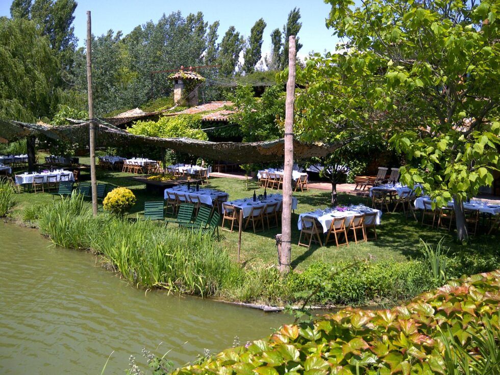 Restaurante al aire libre junto al lago 