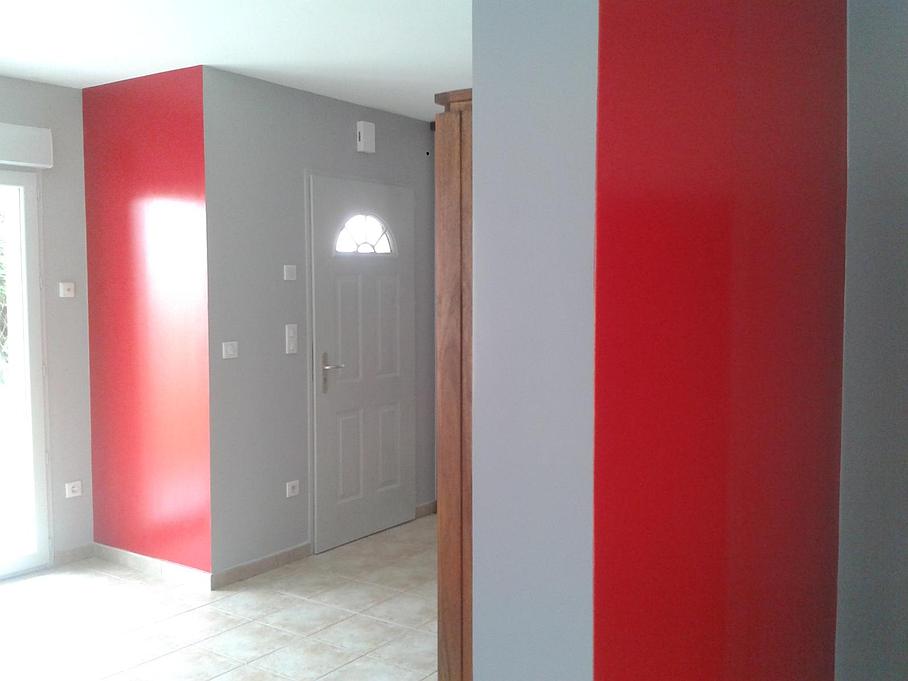 Entrée rénovée avec de la peinture rouge