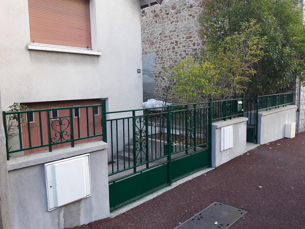 Garde corps vert foncé rénové