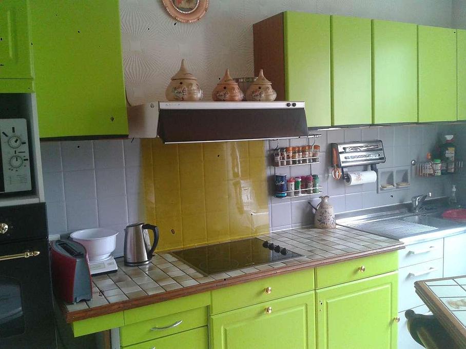 Cuisine rénovée grâce à de la peinture vert pomme