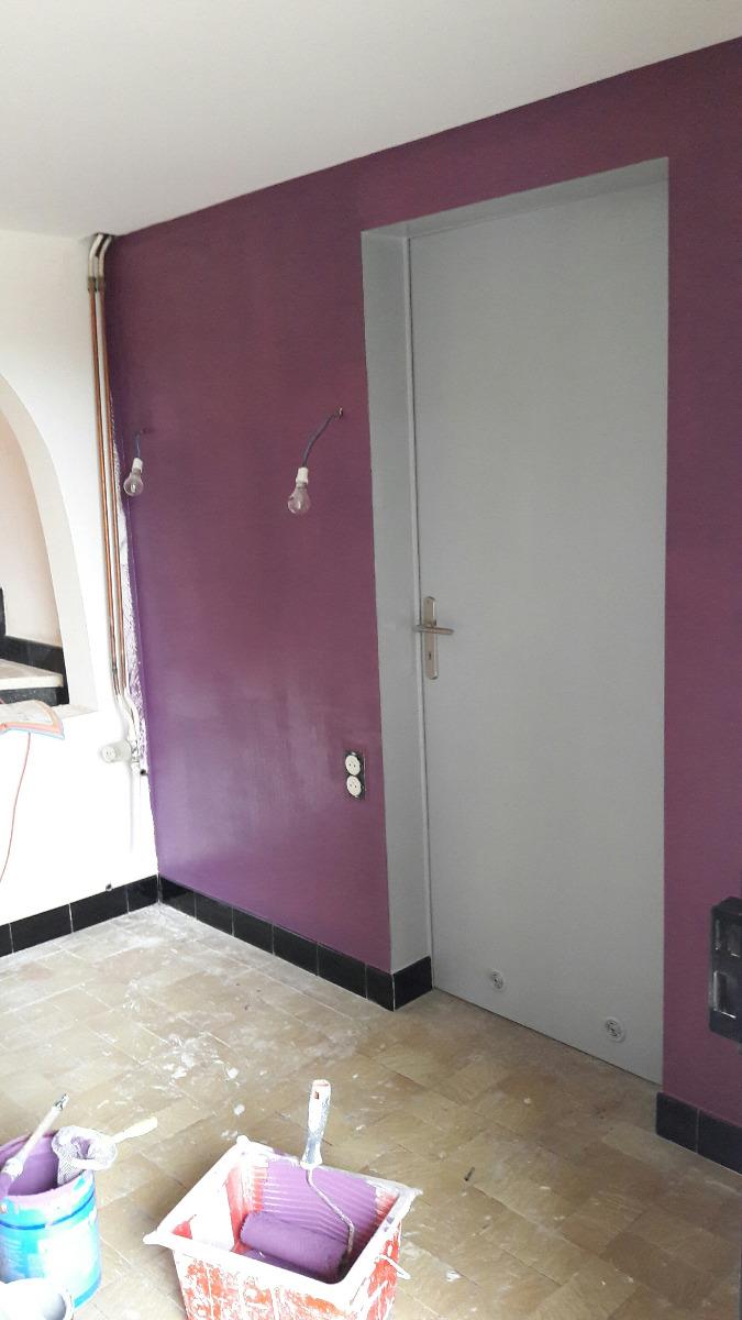 Mur peint en mauve