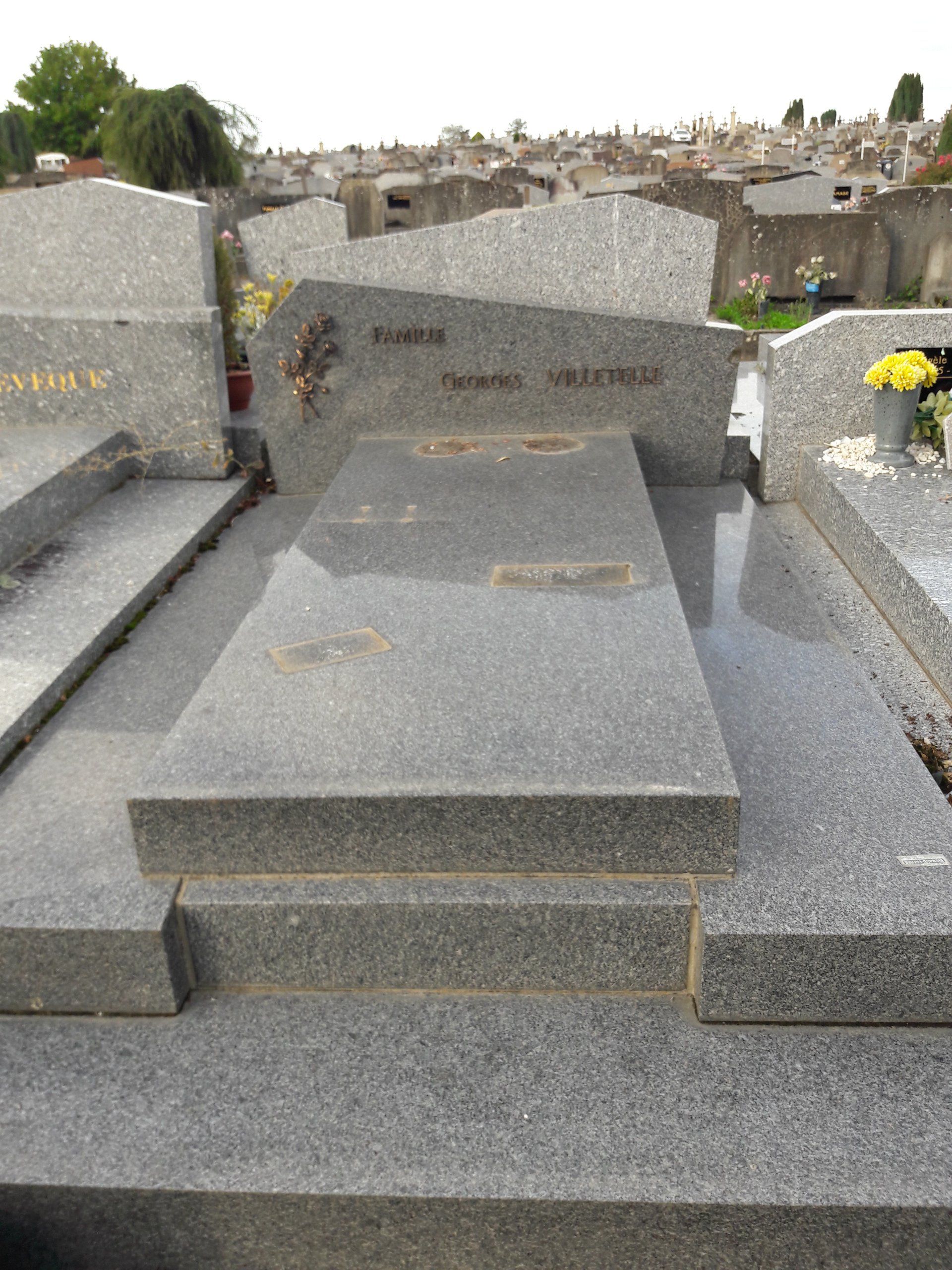 Pierre tombale salie avec le temps