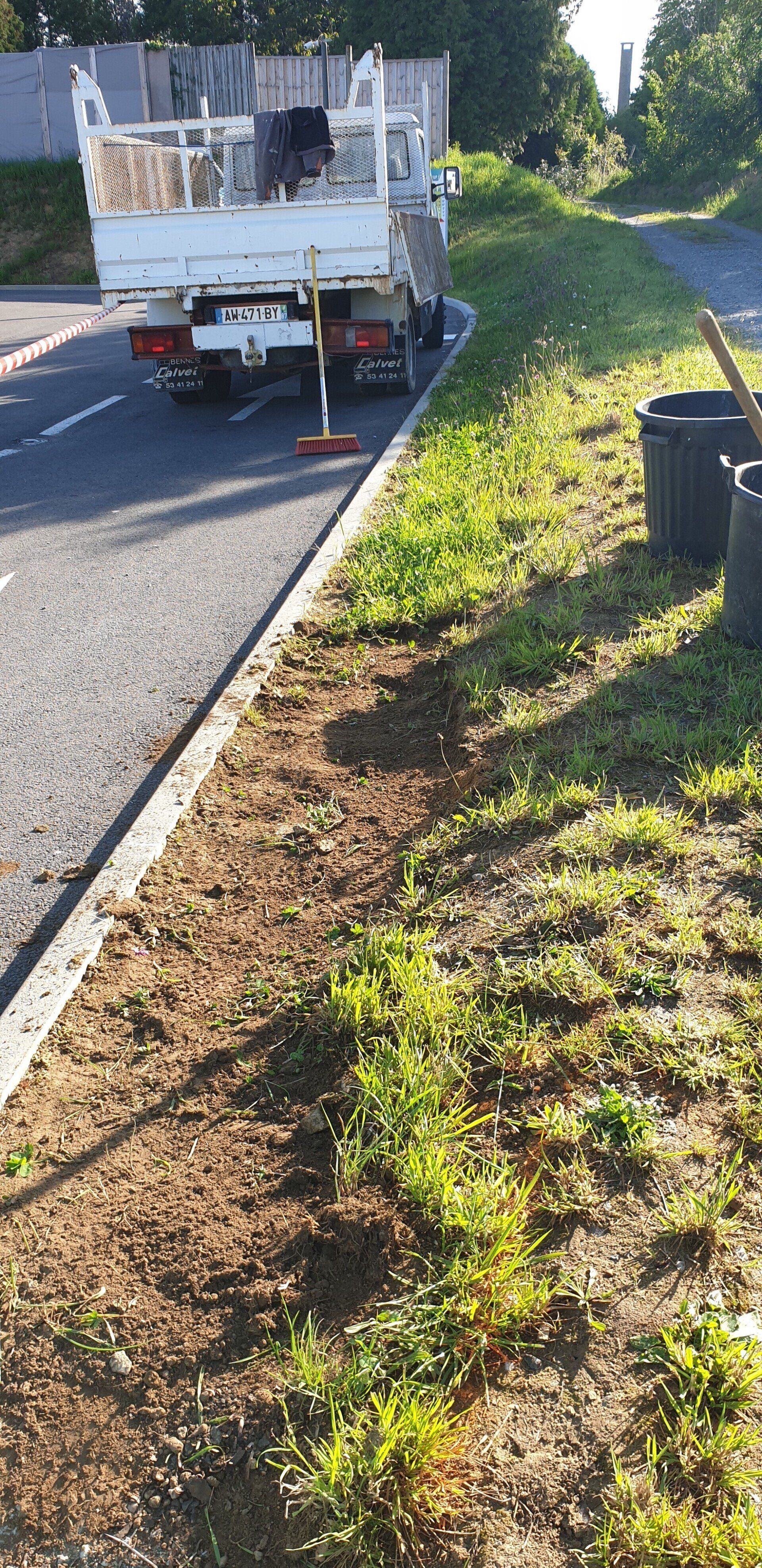 Terre visible sur le rebord du parterre